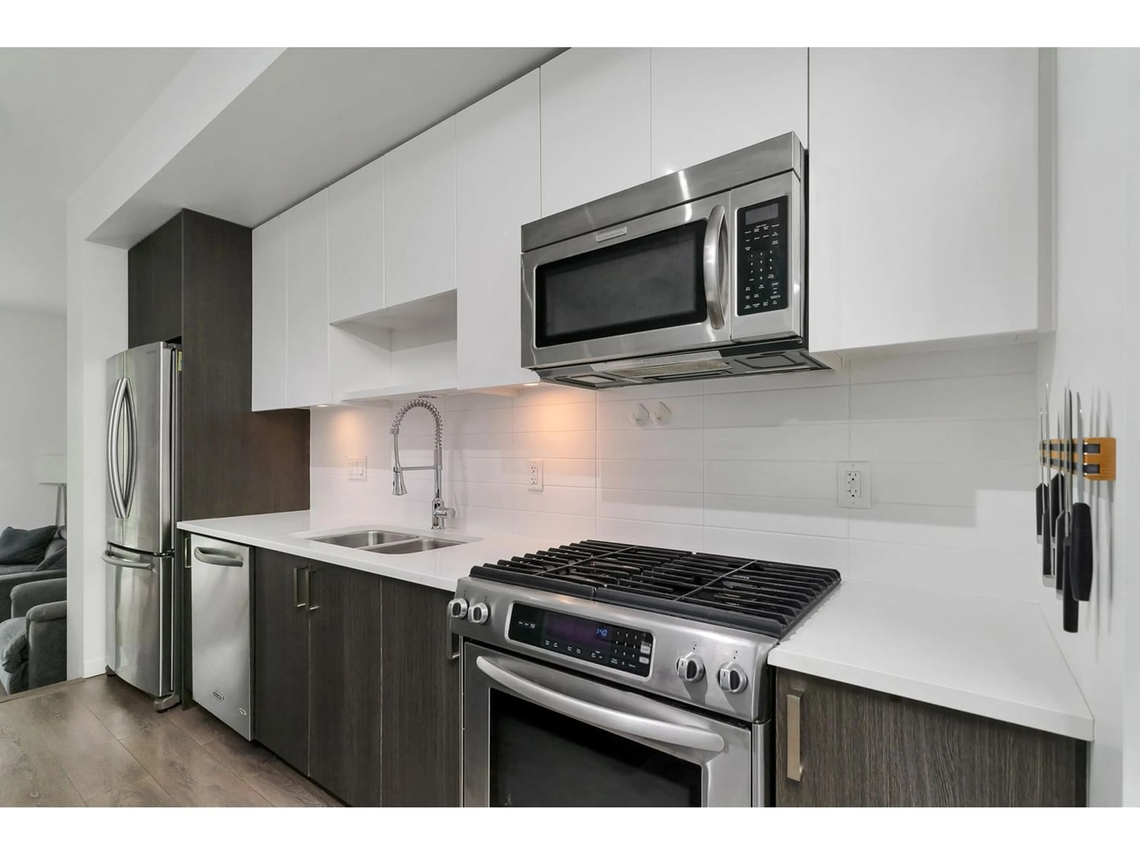 Standard kitchen for 9 277 171 STREET, Surrey British Columbia V3Z9P4