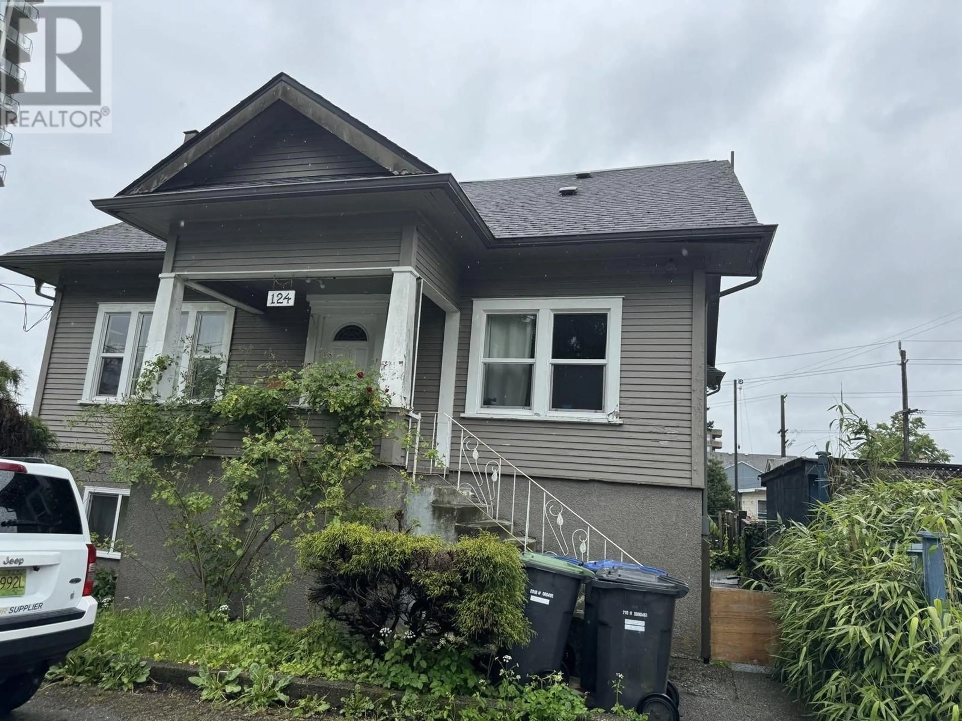 Home with vinyl exterior material, street for 124 MCINNES STREET, New Westminster British Columbia V3M3W8