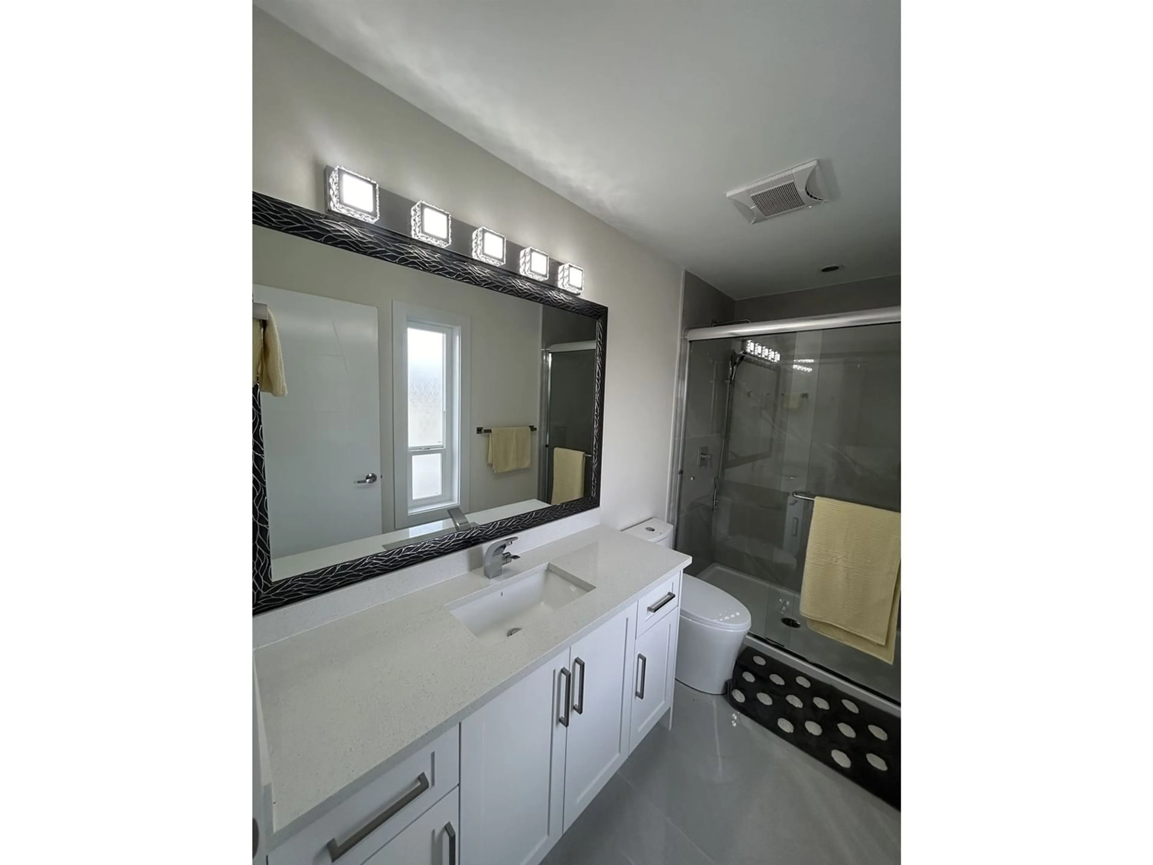 Contemporary bathroom, ceramic/tile floor for 18 8181 135A STREET, Surrey British Columbia V3W3N8