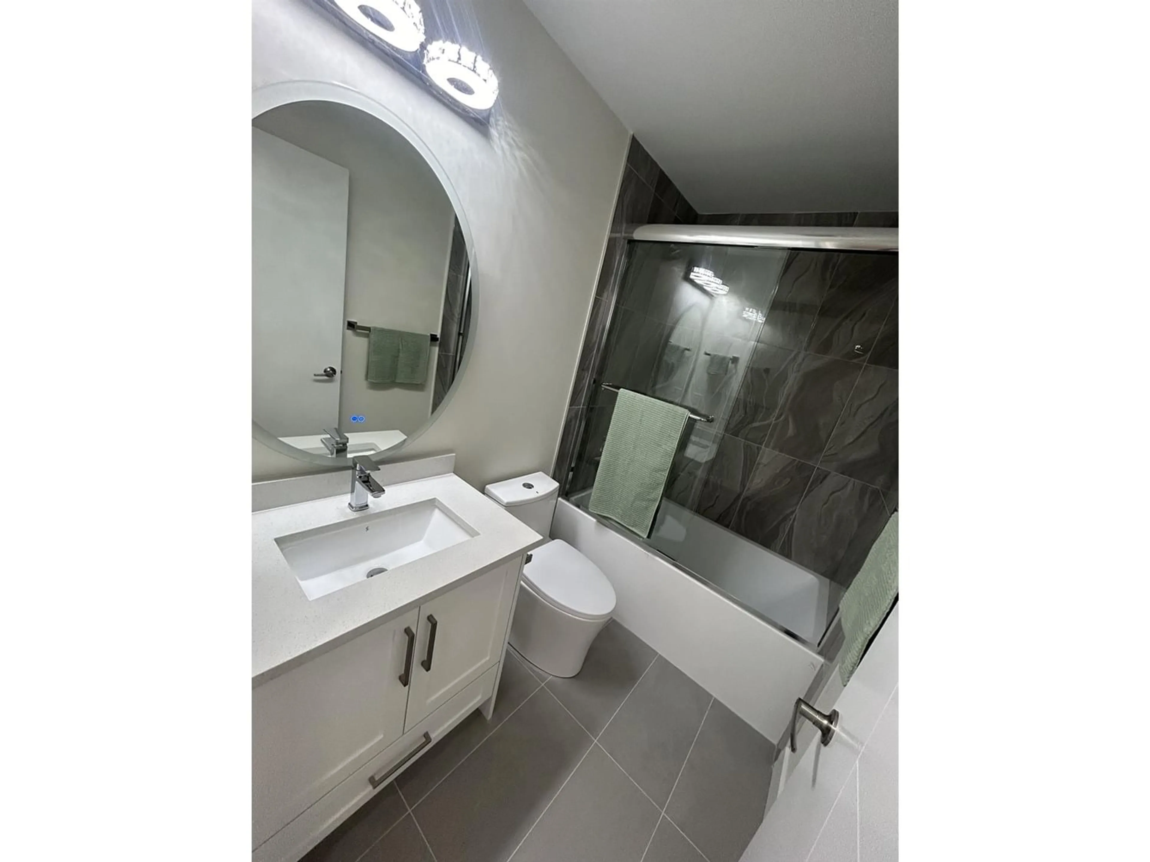 Standard bathroom, ceramic/tile floor for 18 8181 135A STREET, Surrey British Columbia V3W3N8