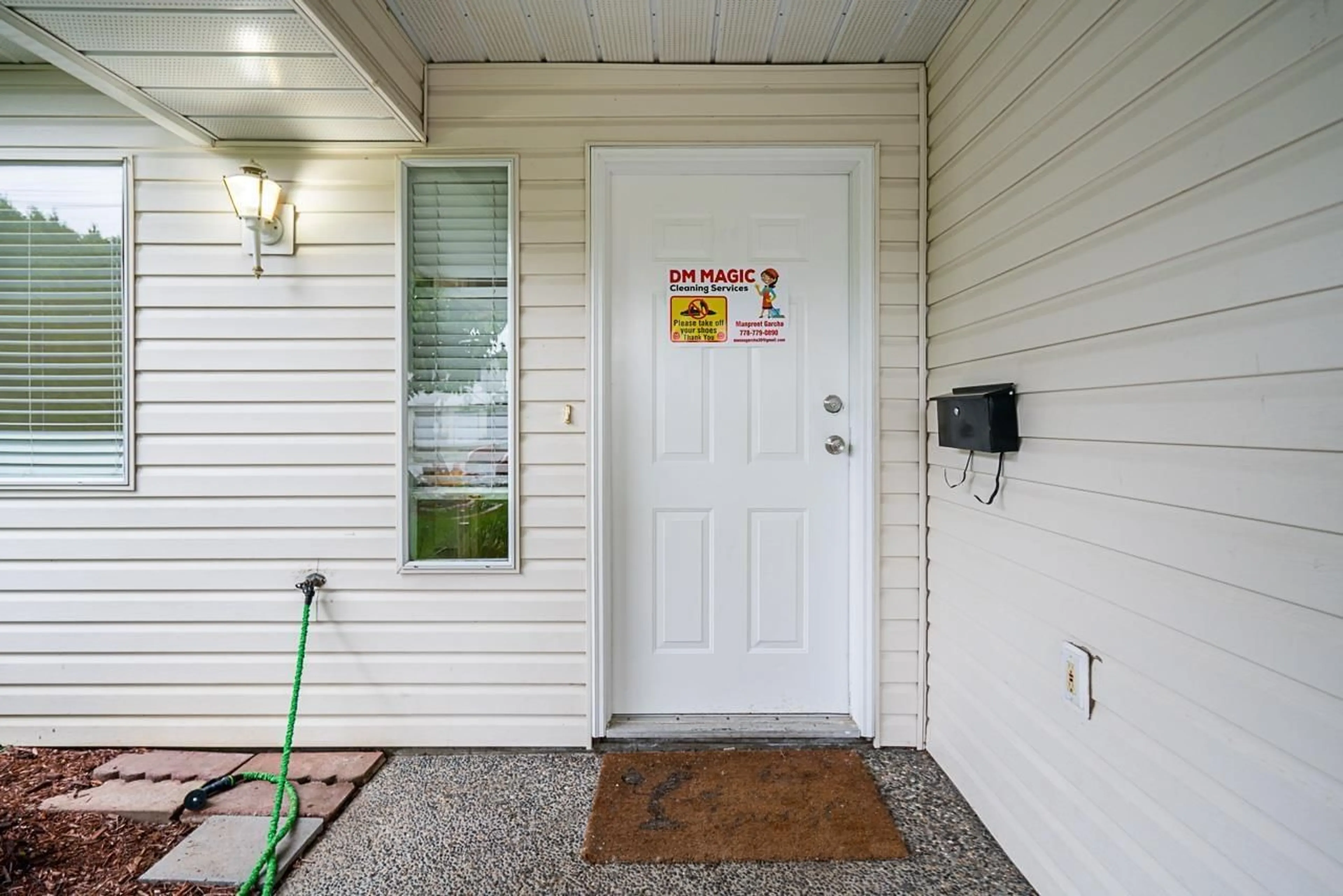 Indoor foyer for 45200 DEANS AVENUE, Chilliwack British Columbia V2P7B1