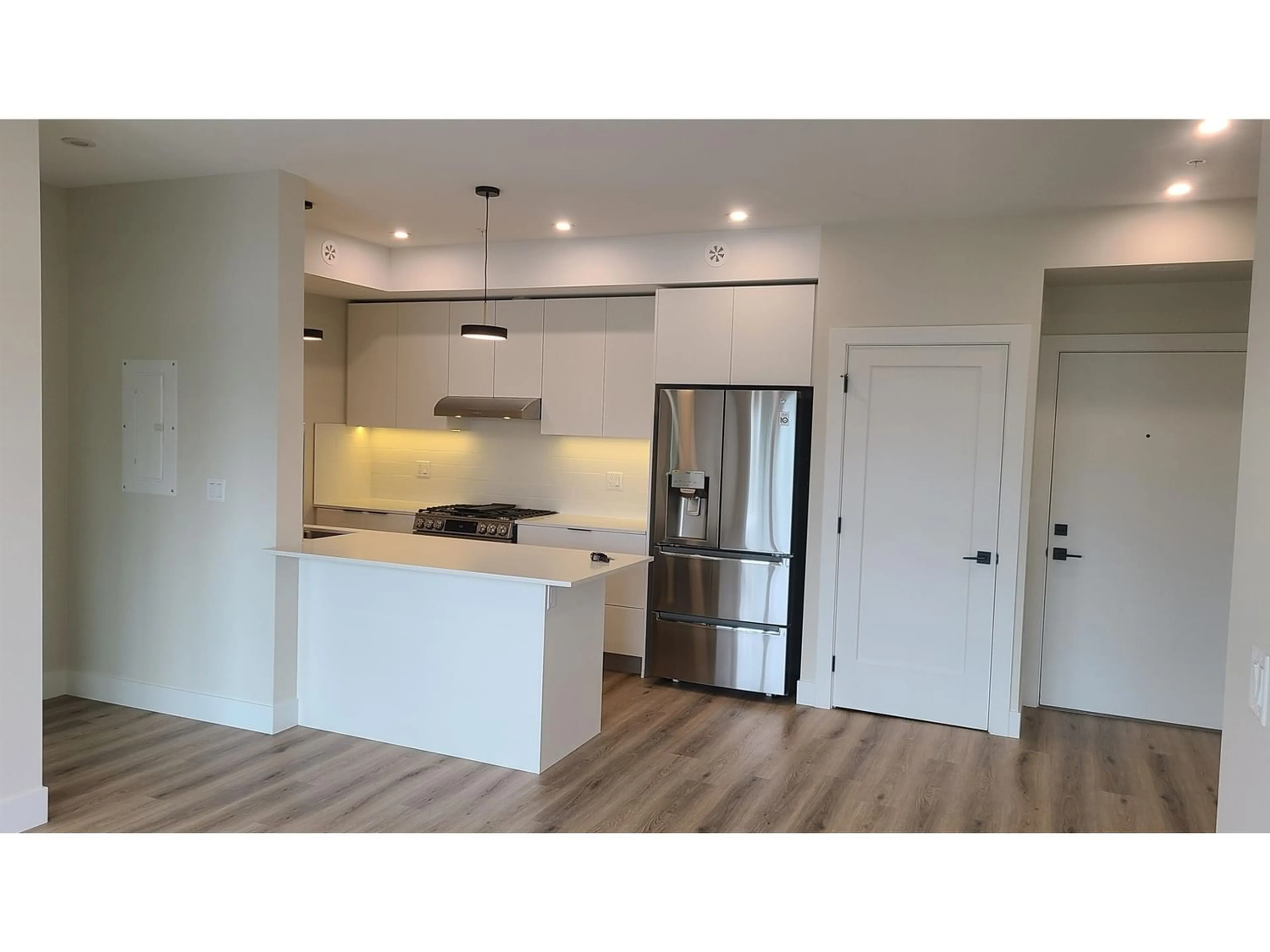 Kitchen for 505 6285 KING GEORGE BOULEVARD, Surrey British Columbia V3X1G1