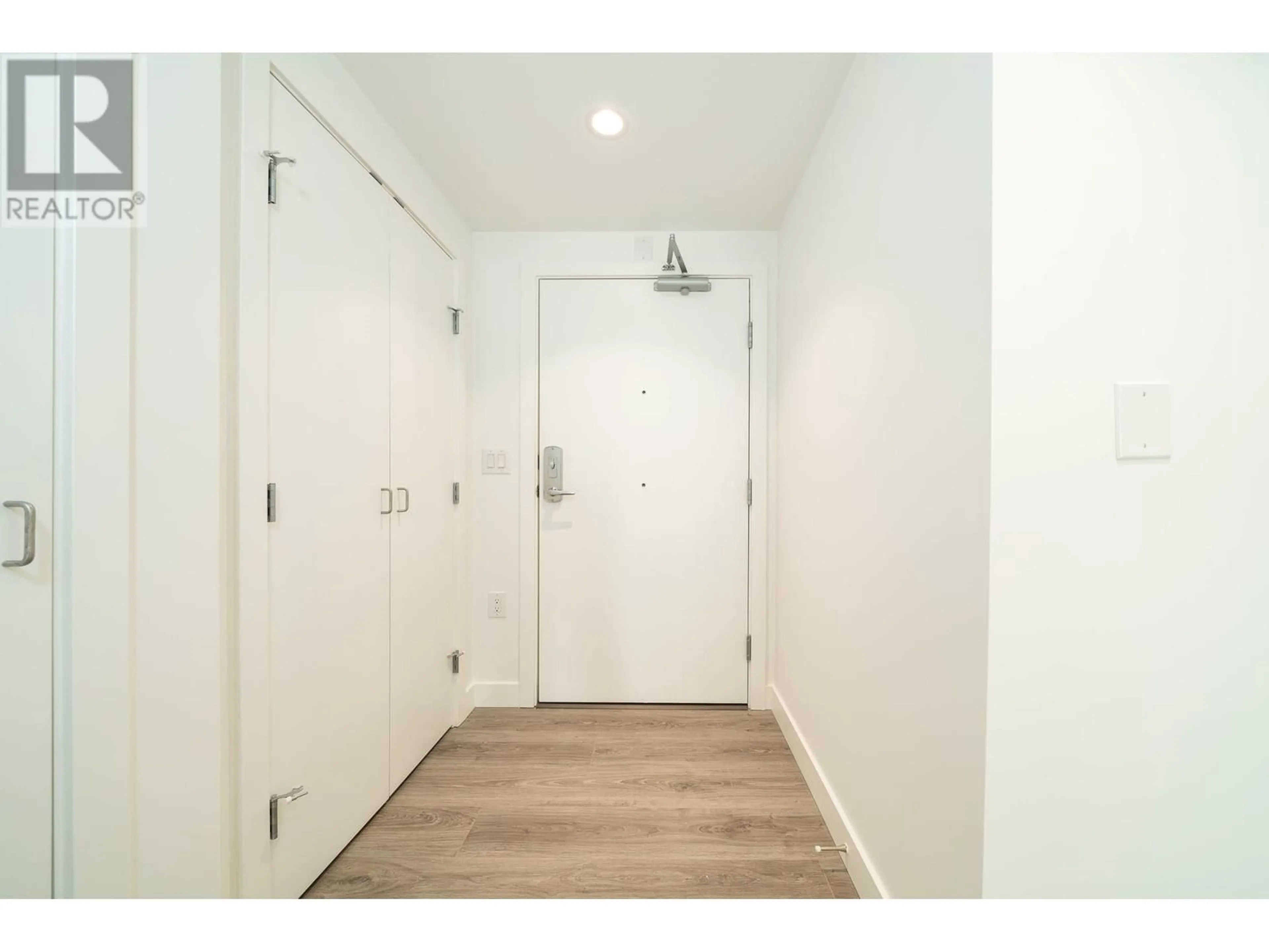 Indoor entryway for 2002 - 8188 FRASER STREET, Vancouver British Columbia V5X0J8
