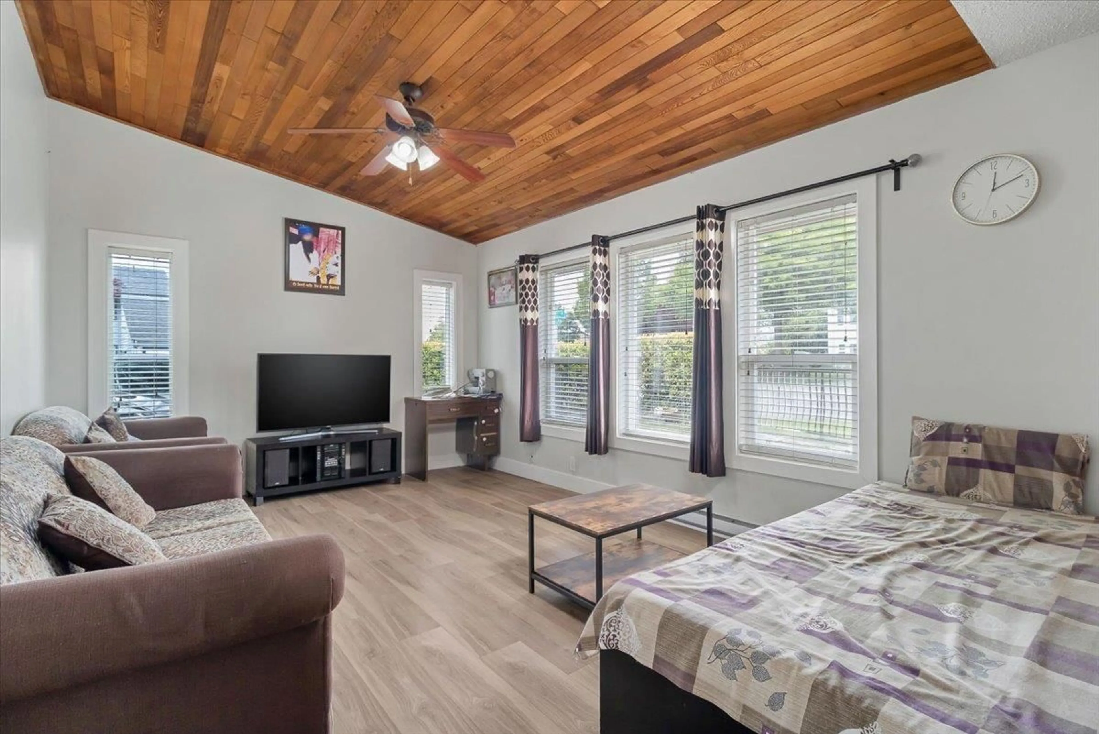 Living room, wood floors for 7394 129 STREET, Surrey British Columbia V3W7B8