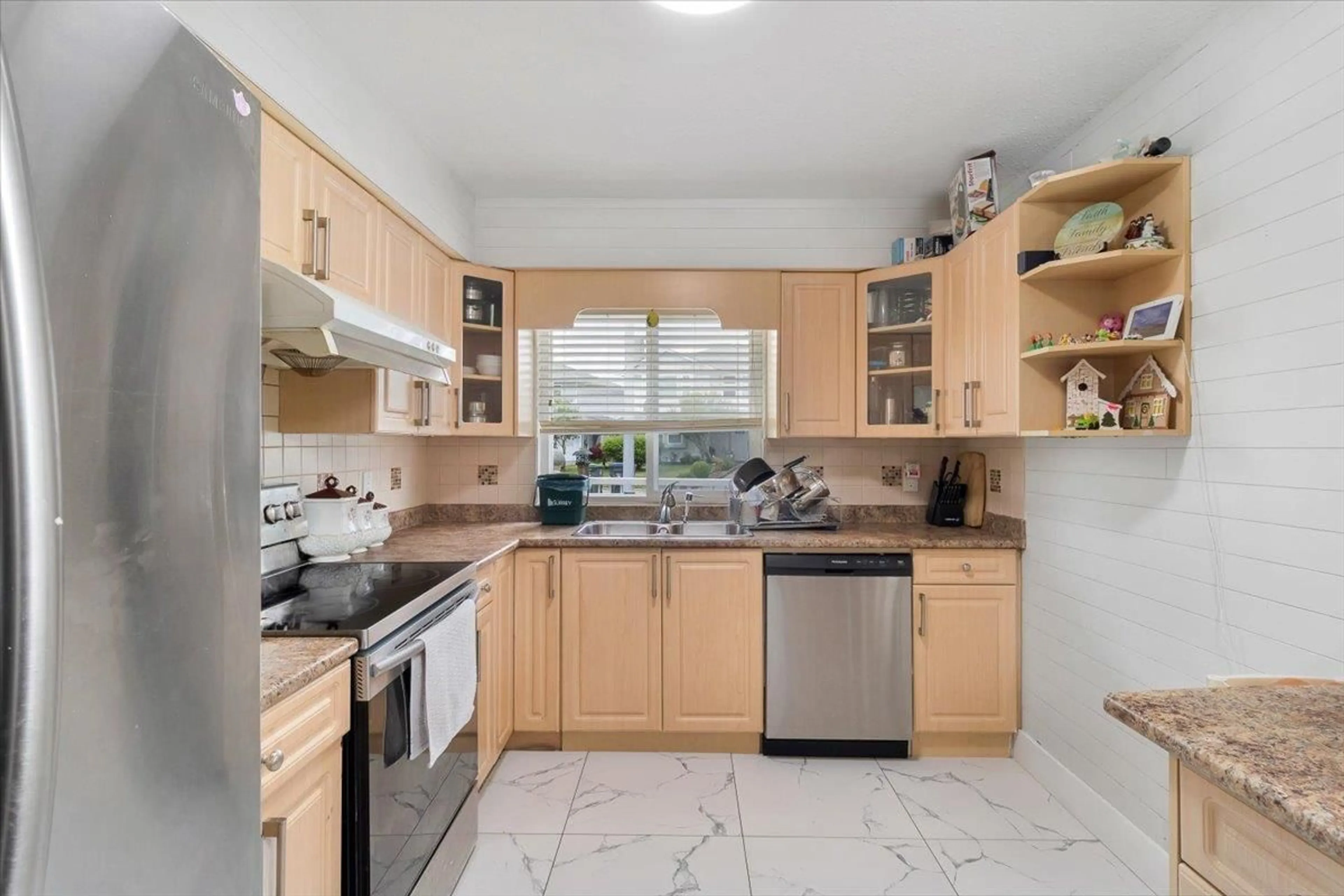 Standard kitchen, ceramic floors, cottage for 7394 129 STREET, Surrey British Columbia V3W7B8