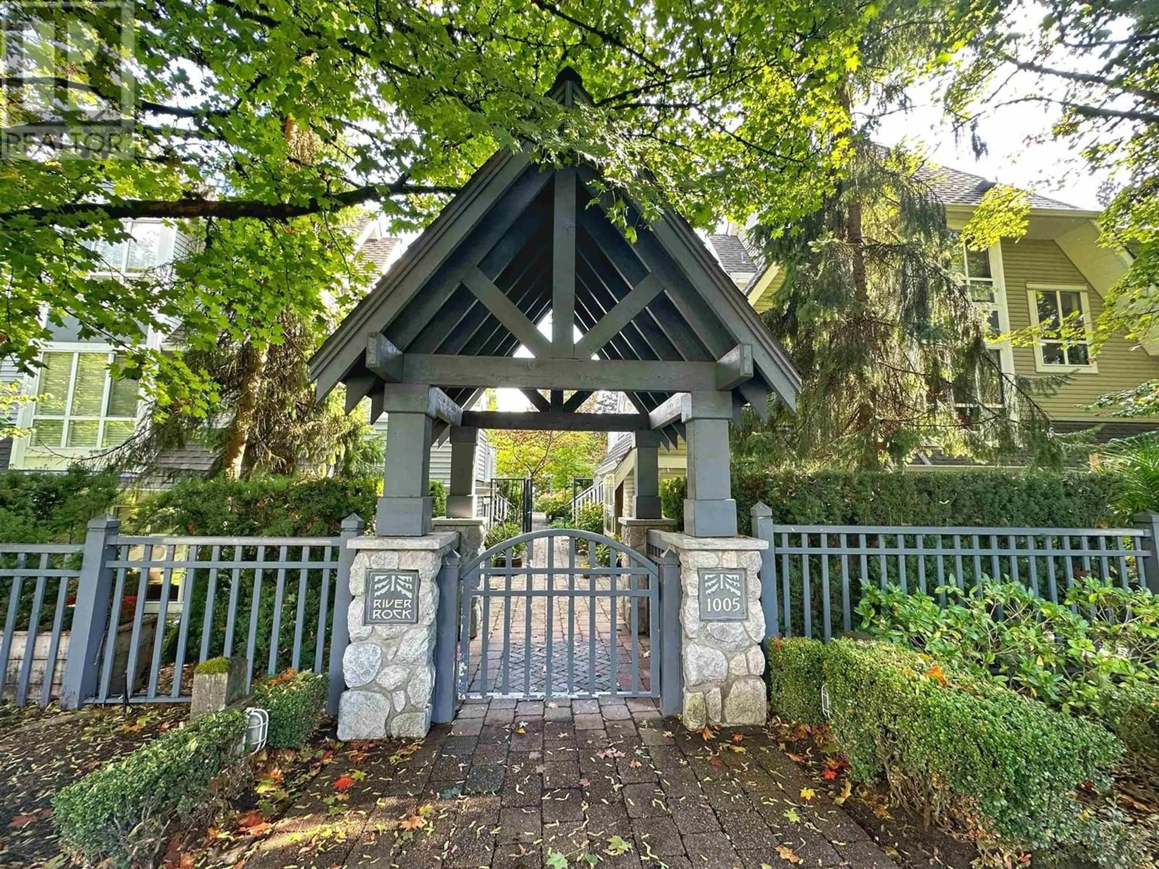 Indoor foyer for 15 1005 LYNN VALLEY ROAD, North Vancouver British Columbia V7J1Z6