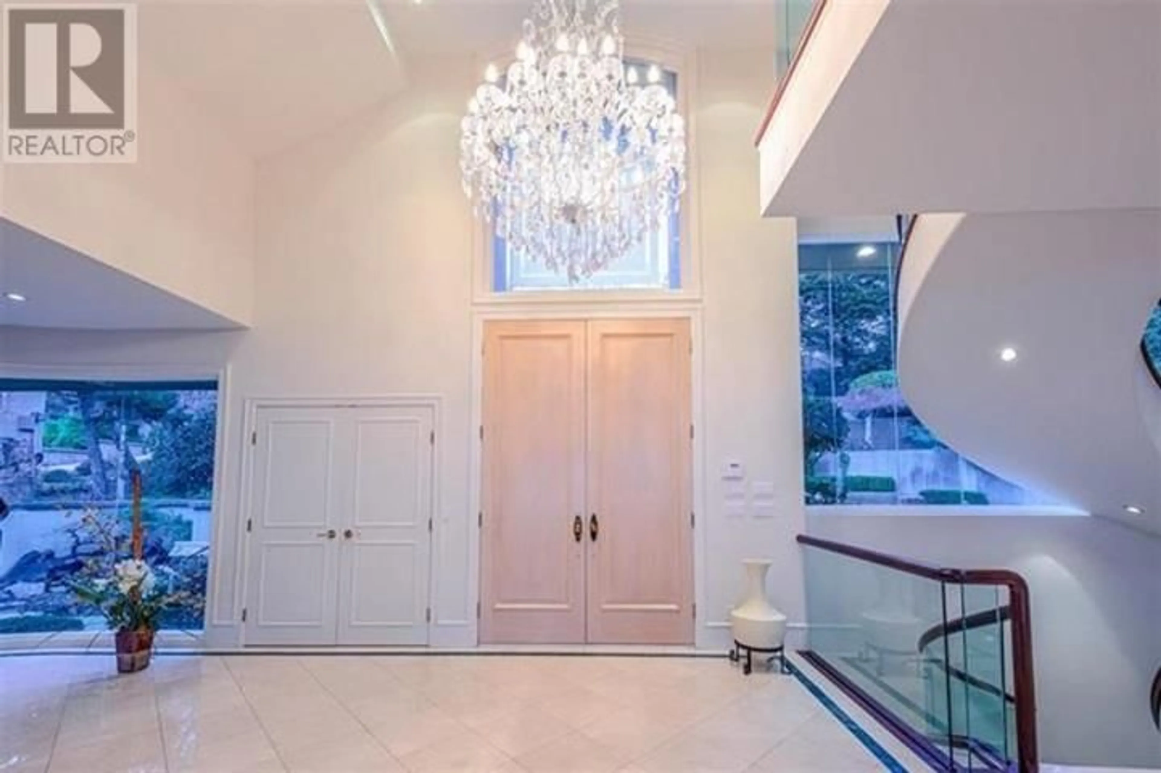 Indoor foyer for 1538 CHIPPENDALE COURT, West Vancouver British Columbia V7S3G6