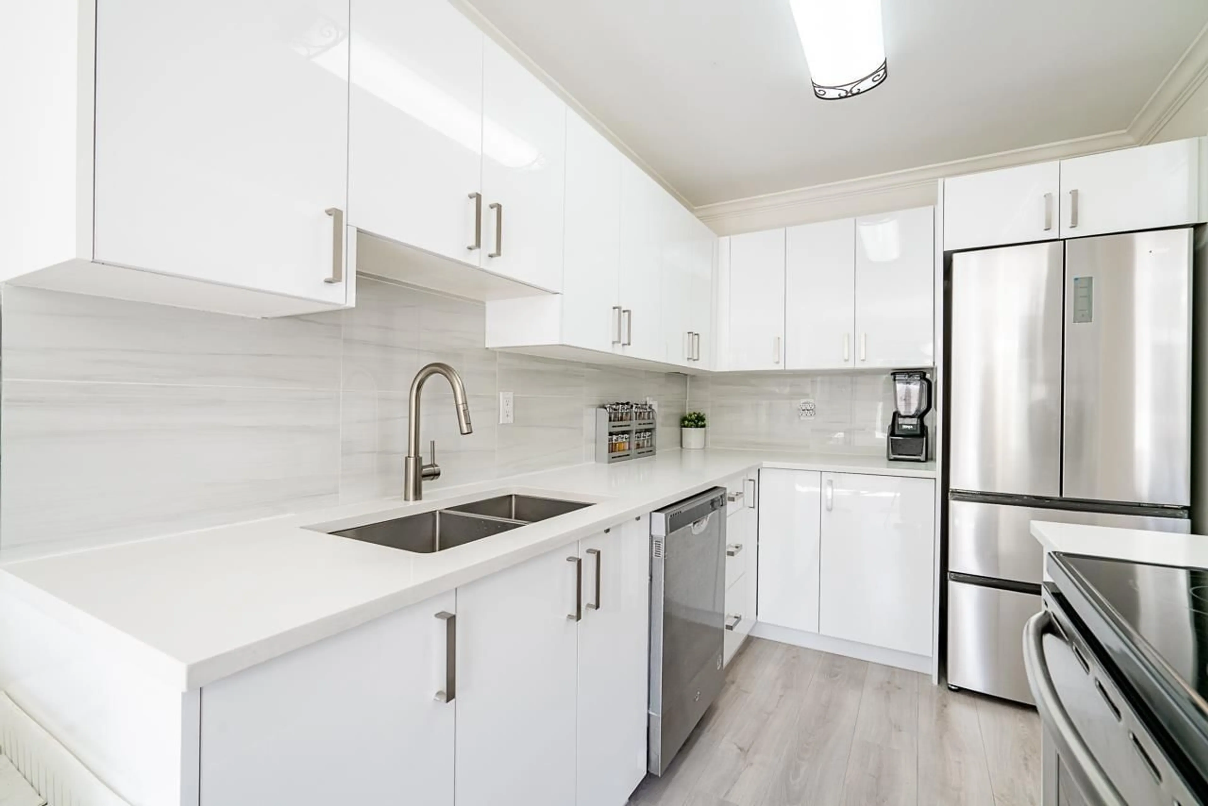 Standard kitchen for 14 6747 137 STREET, Surrey British Columbia V3W9C4