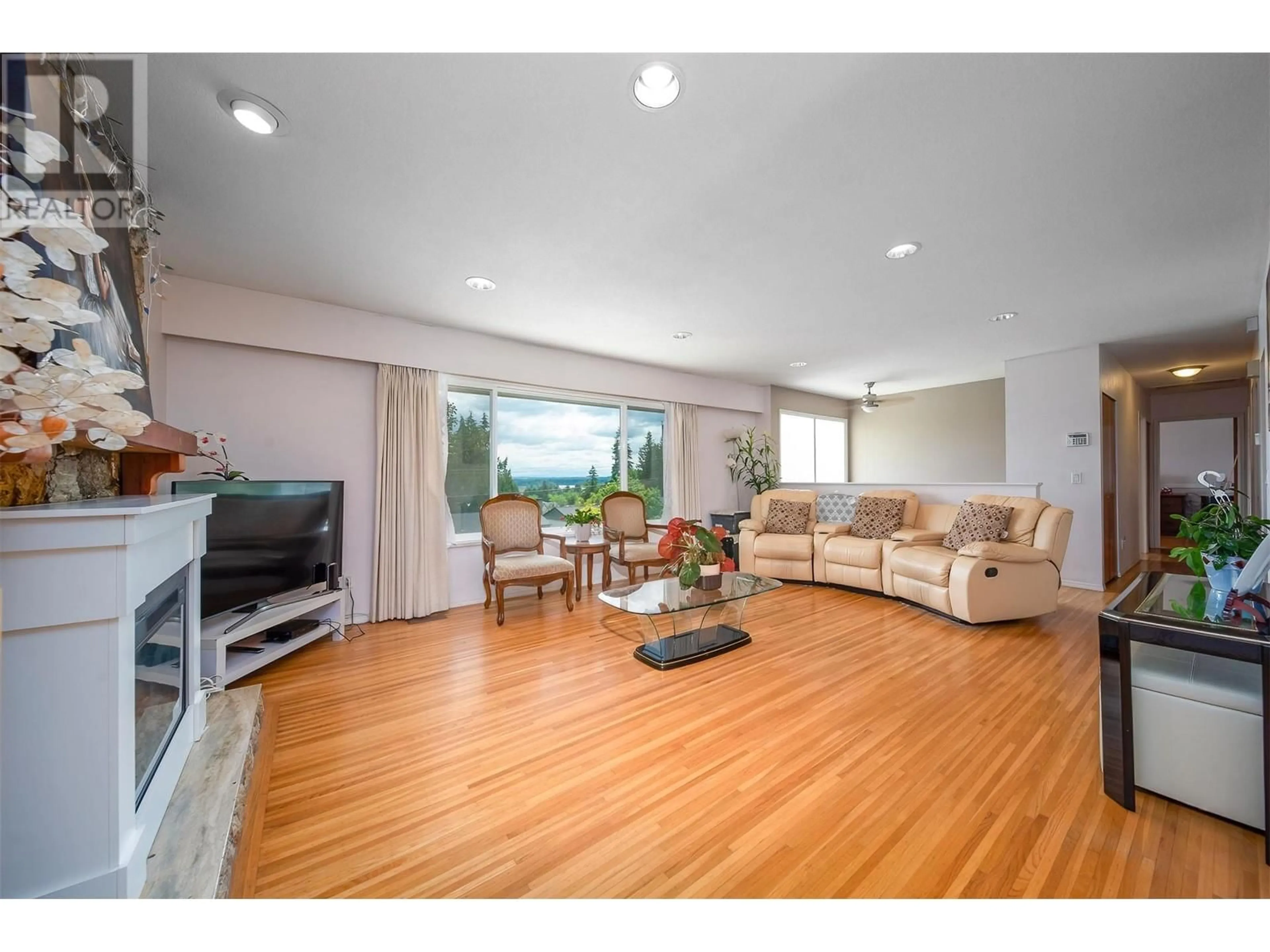 Living room, wood floors for 1460 COLUMBIA AVENUE, Port Coquitlam British Columbia V3C1C3