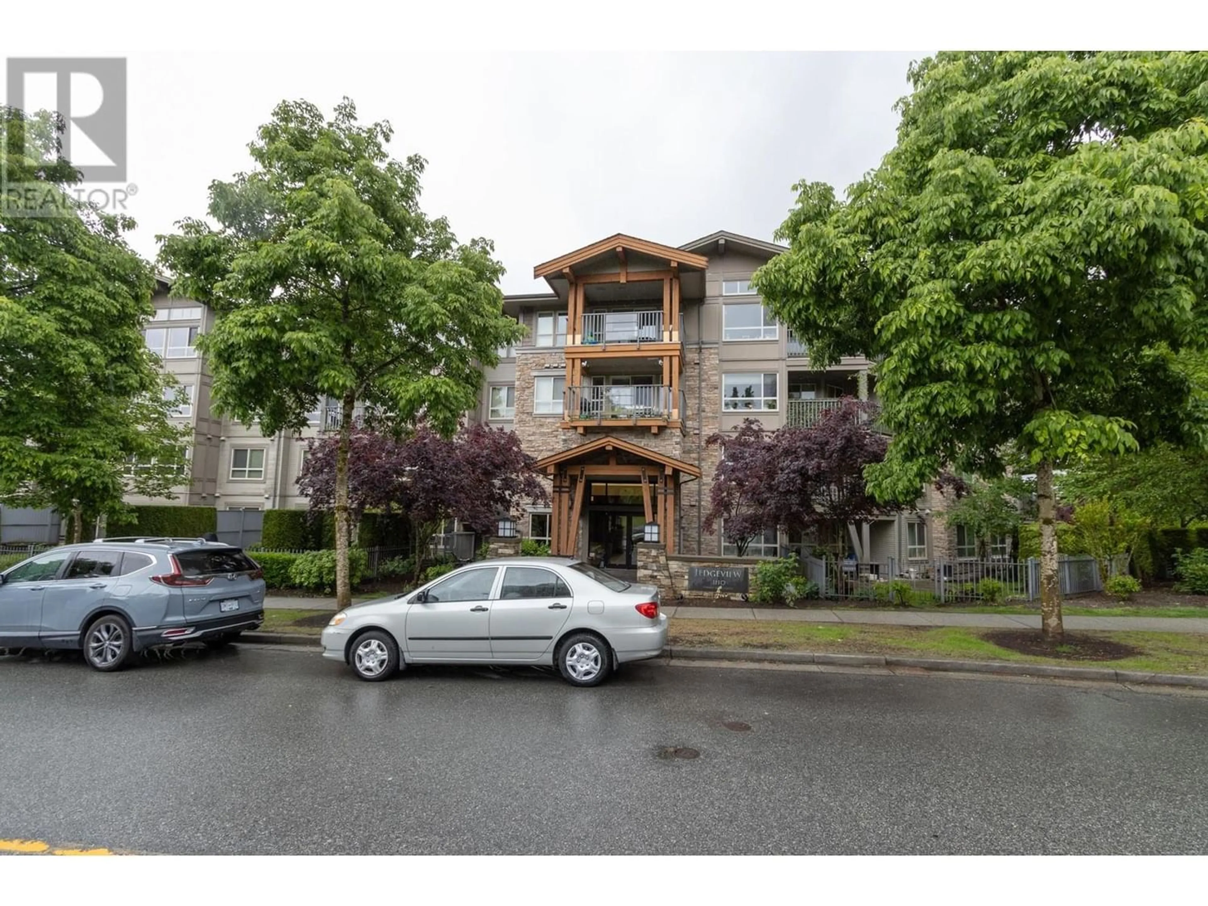 Indoor lobby for 516 3110 DAYANEE SPRINGS BOULEVARD, Coquitlam British Columbia V3E0B4