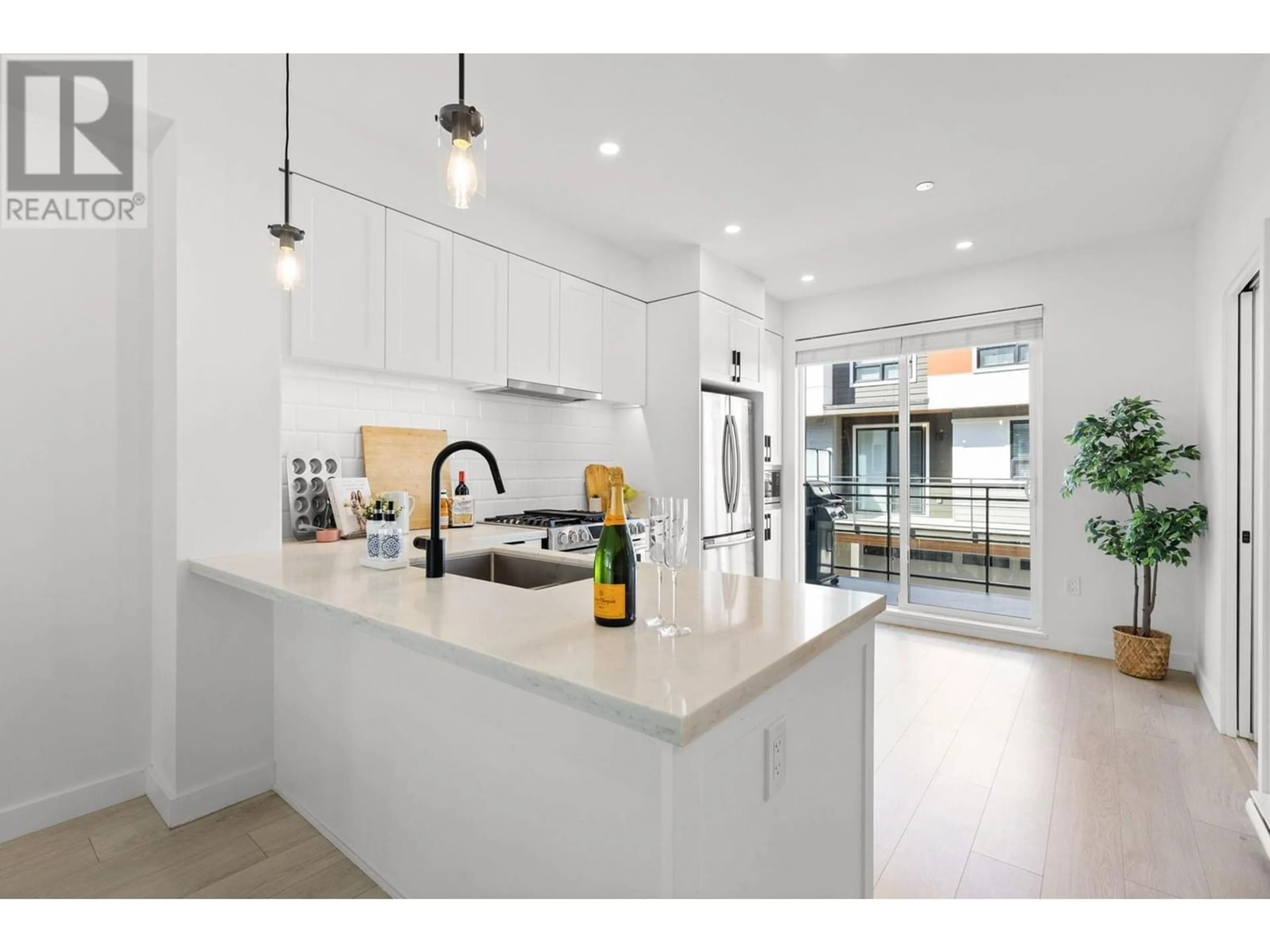 Contemporary kitchen for 404 3021 ST GEORGE STREET, Port Moody British Columbia V3H0K3