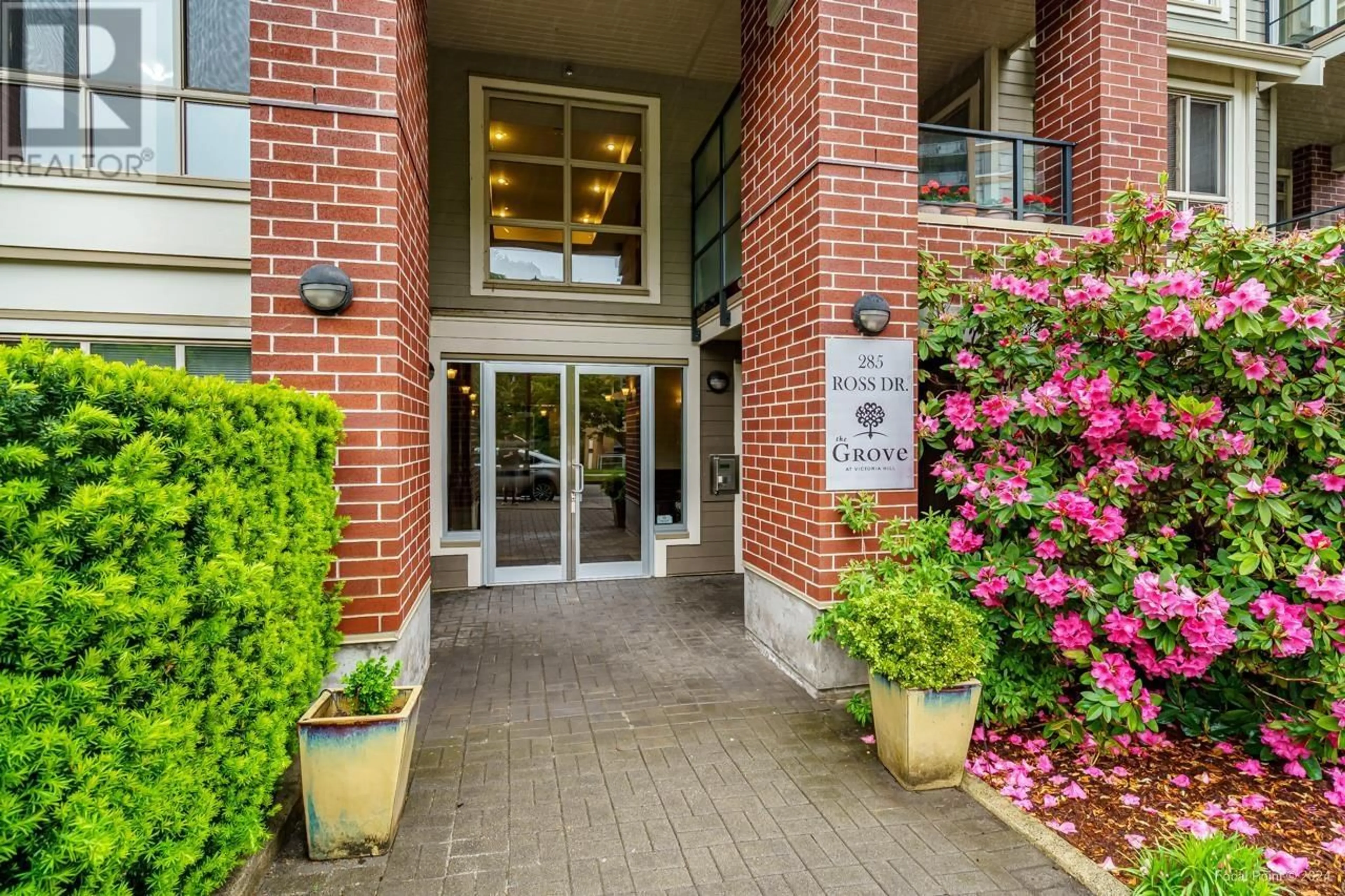 Indoor foyer for 208 285 ROSS DRIVE, New Westminster British Columbia V3L0B9