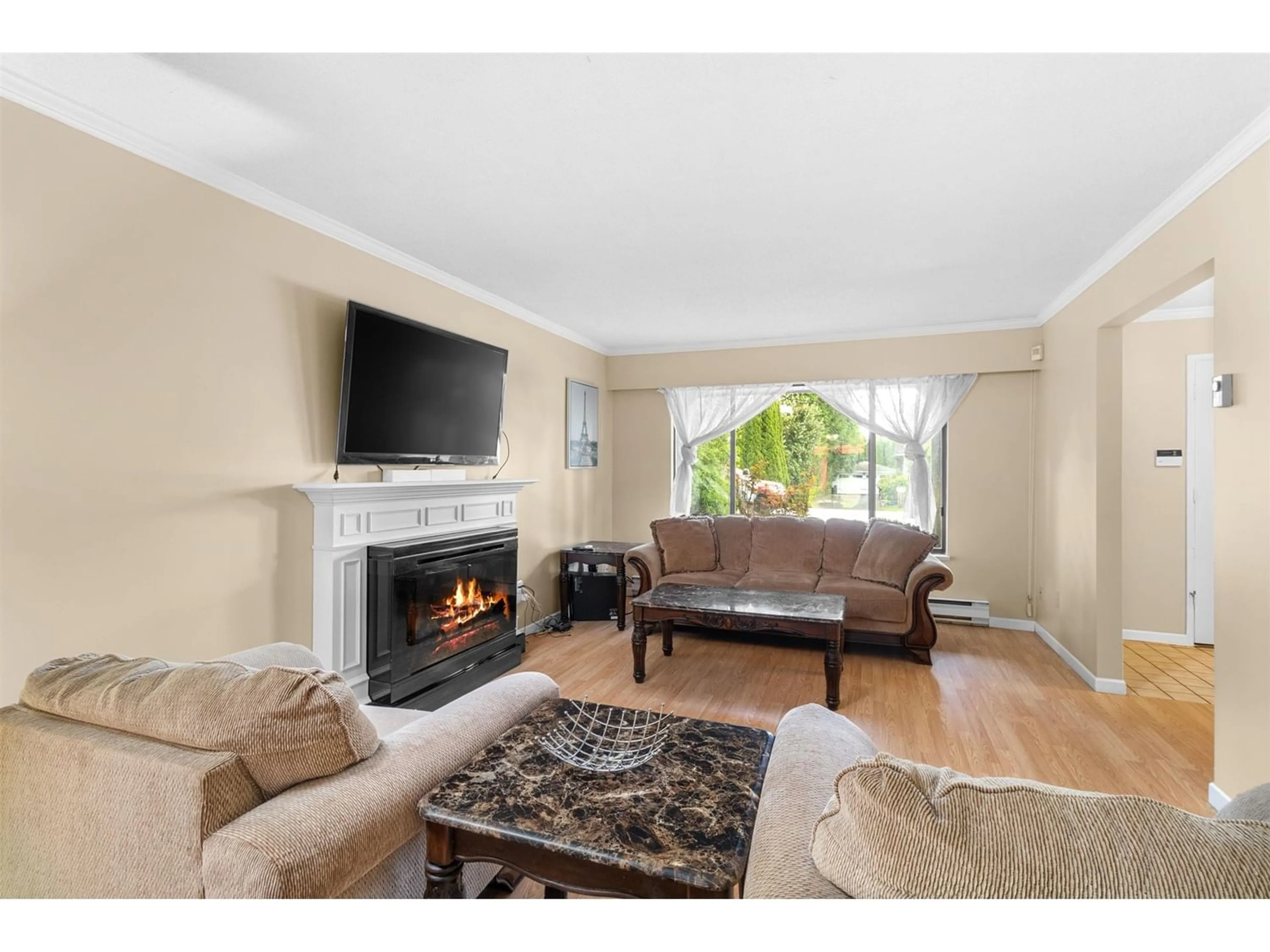 Living room for 13557 15 AVENUE, Surrey British Columbia V4A5H4