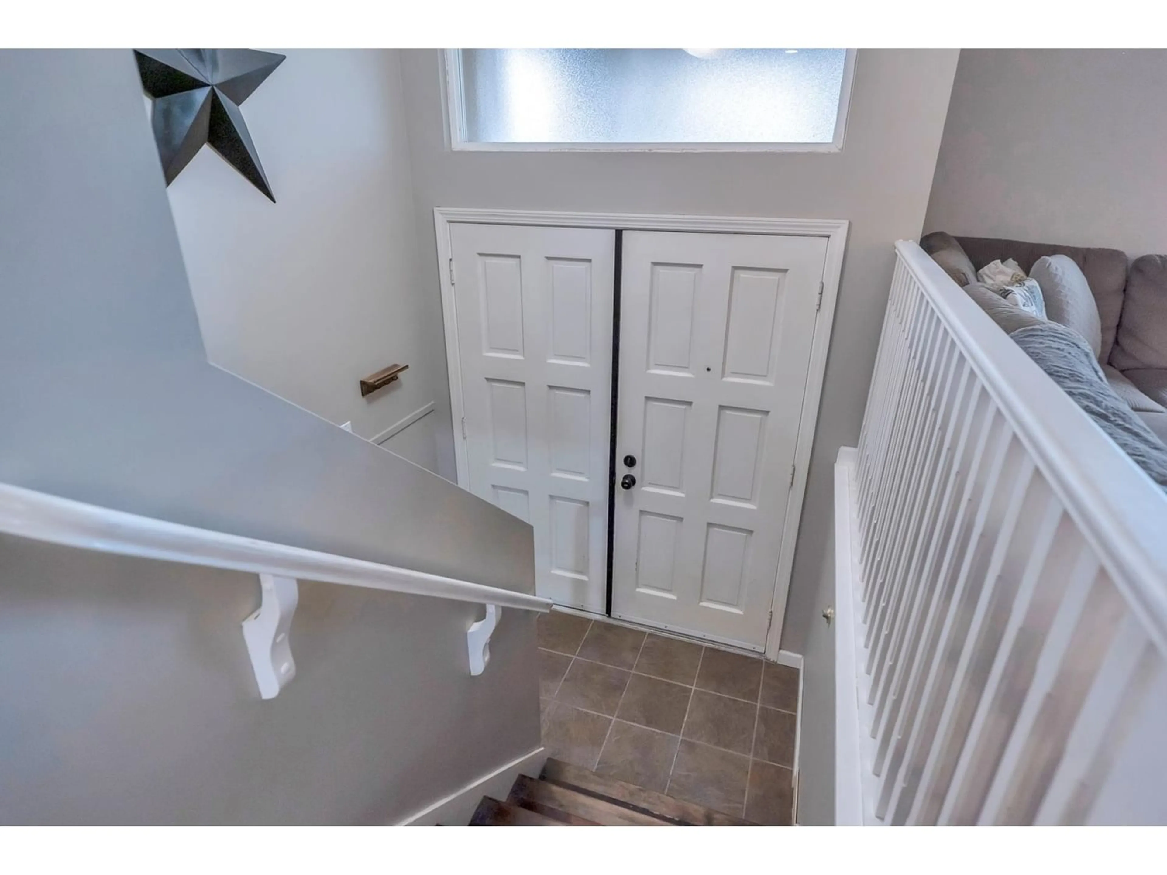 Indoor entryway for 10748 BURBANK DRIVE, Delta British Columbia V4C4B9