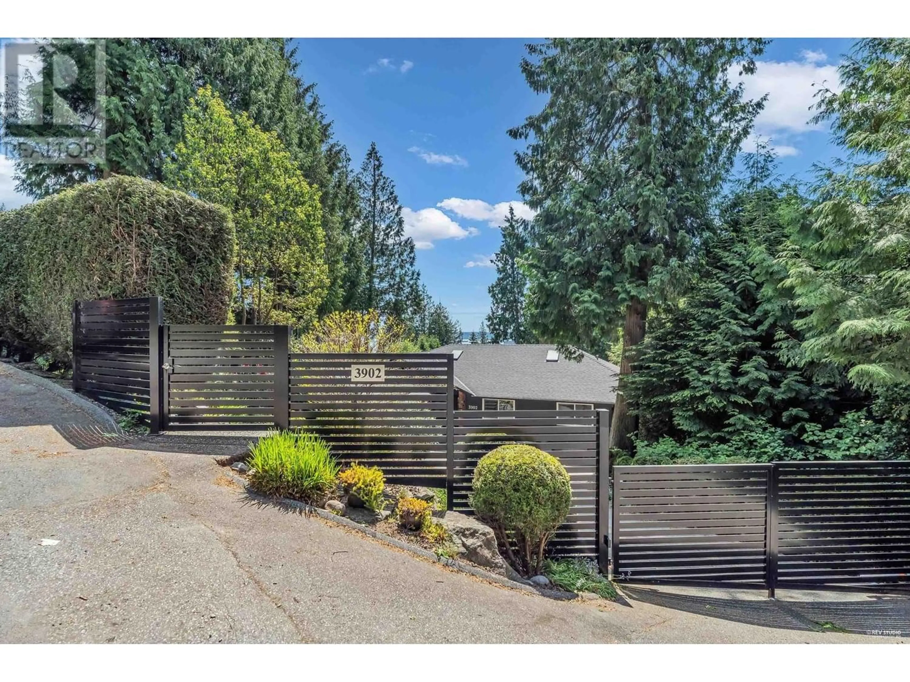 Fenced yard for 3902 WESTRIDGE AVENUE, West Vancouver British Columbia V7V3H5