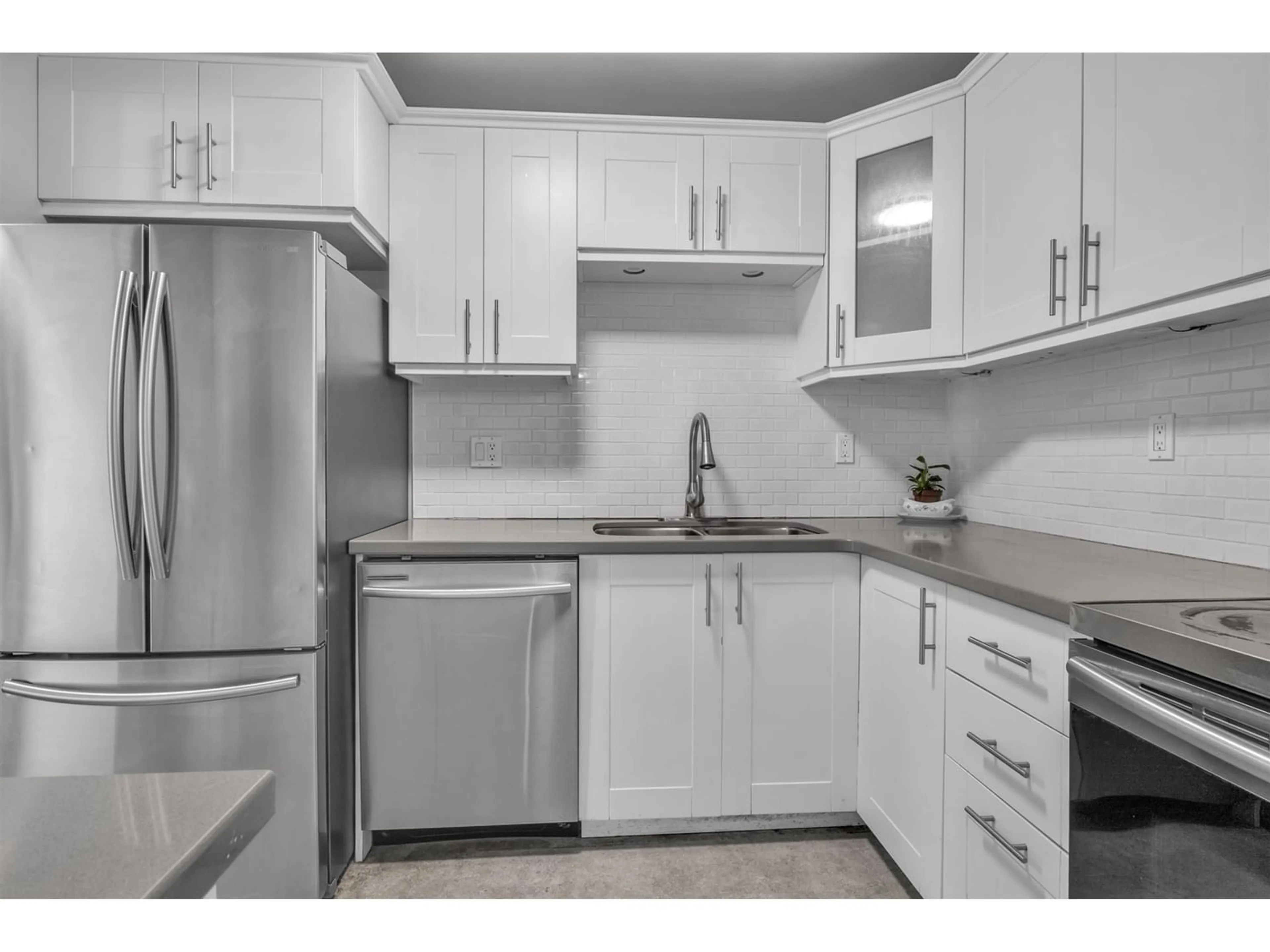 Standard kitchen for 214 32850 GEORGE FERGUSON WAY, Abbotsford British Columbia V2S7K1