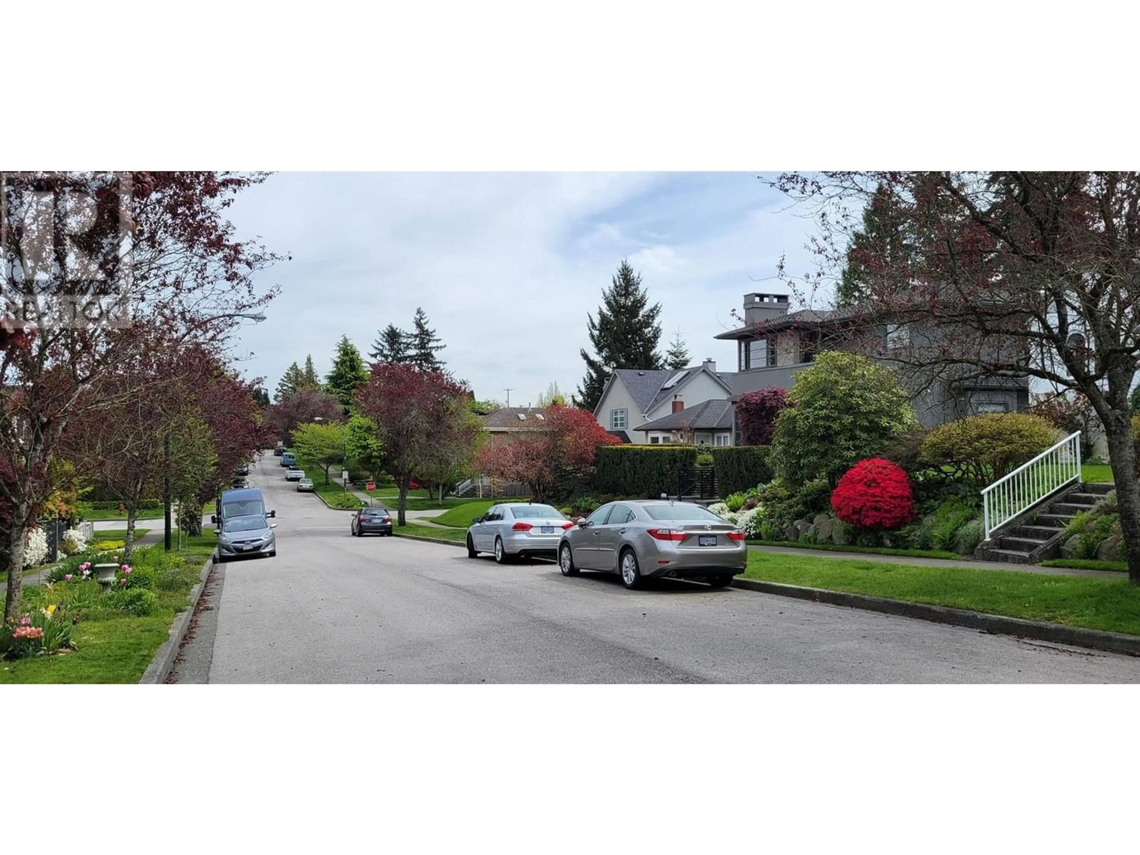 A pic from outside/outdoor area/front of a property/back of a property/a pic from drone, street for 2814 W 32ND AVENUE, Vancouver British Columbia V6L2B6