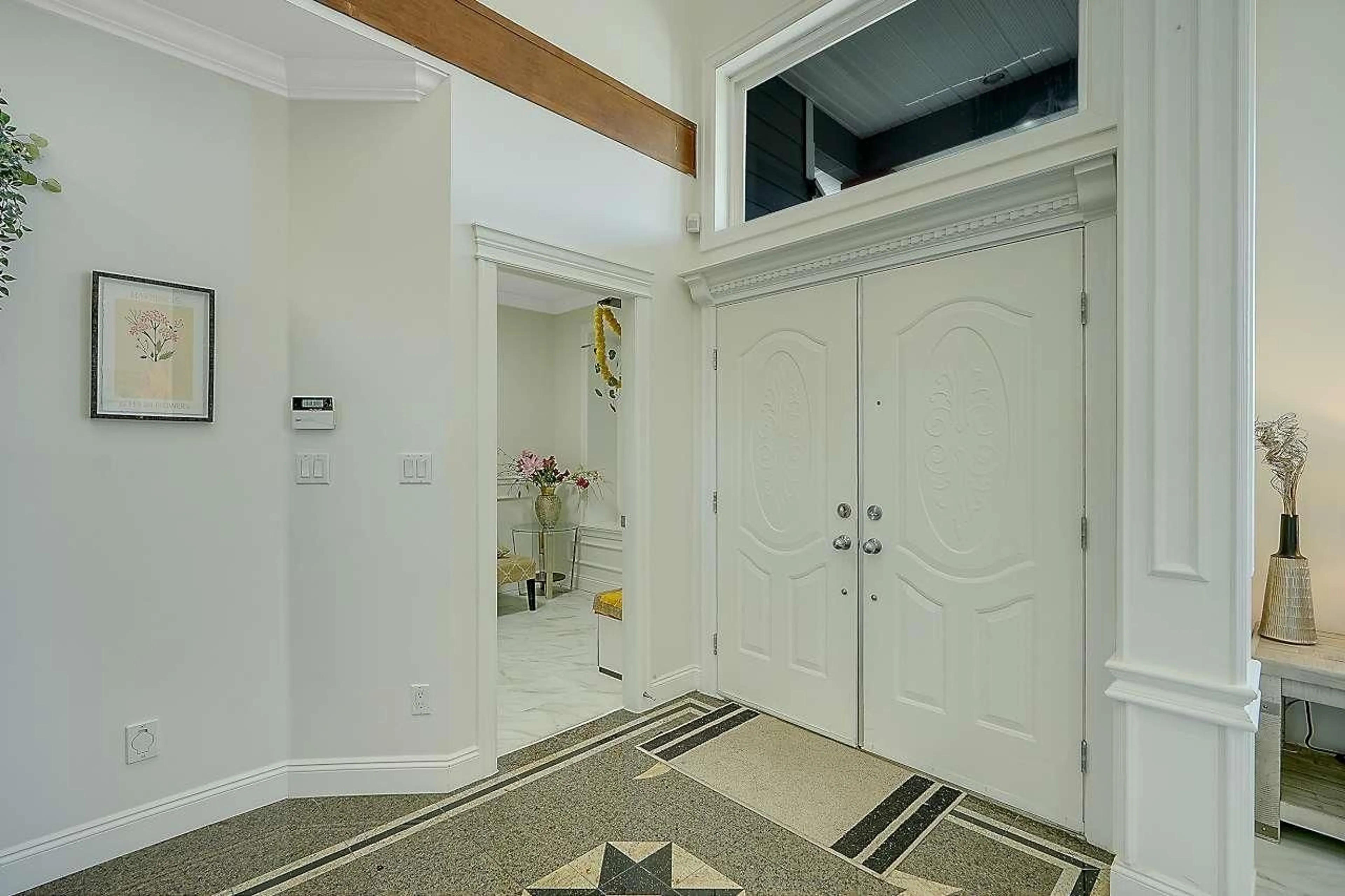 Indoor entryway for 13130 69 AVENUE, Surrey British Columbia V3W1R7