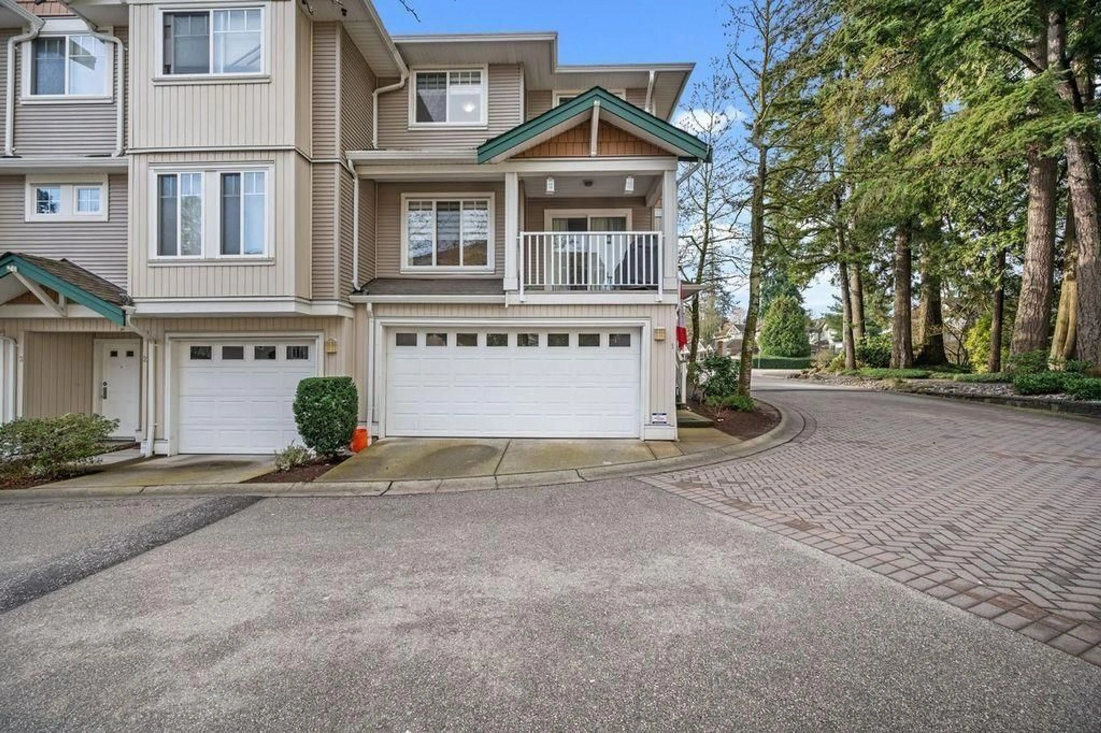 A pic from exterior of the house or condo for 1 12711 64 AVENUE, Surrey British Columbia V3W1X1