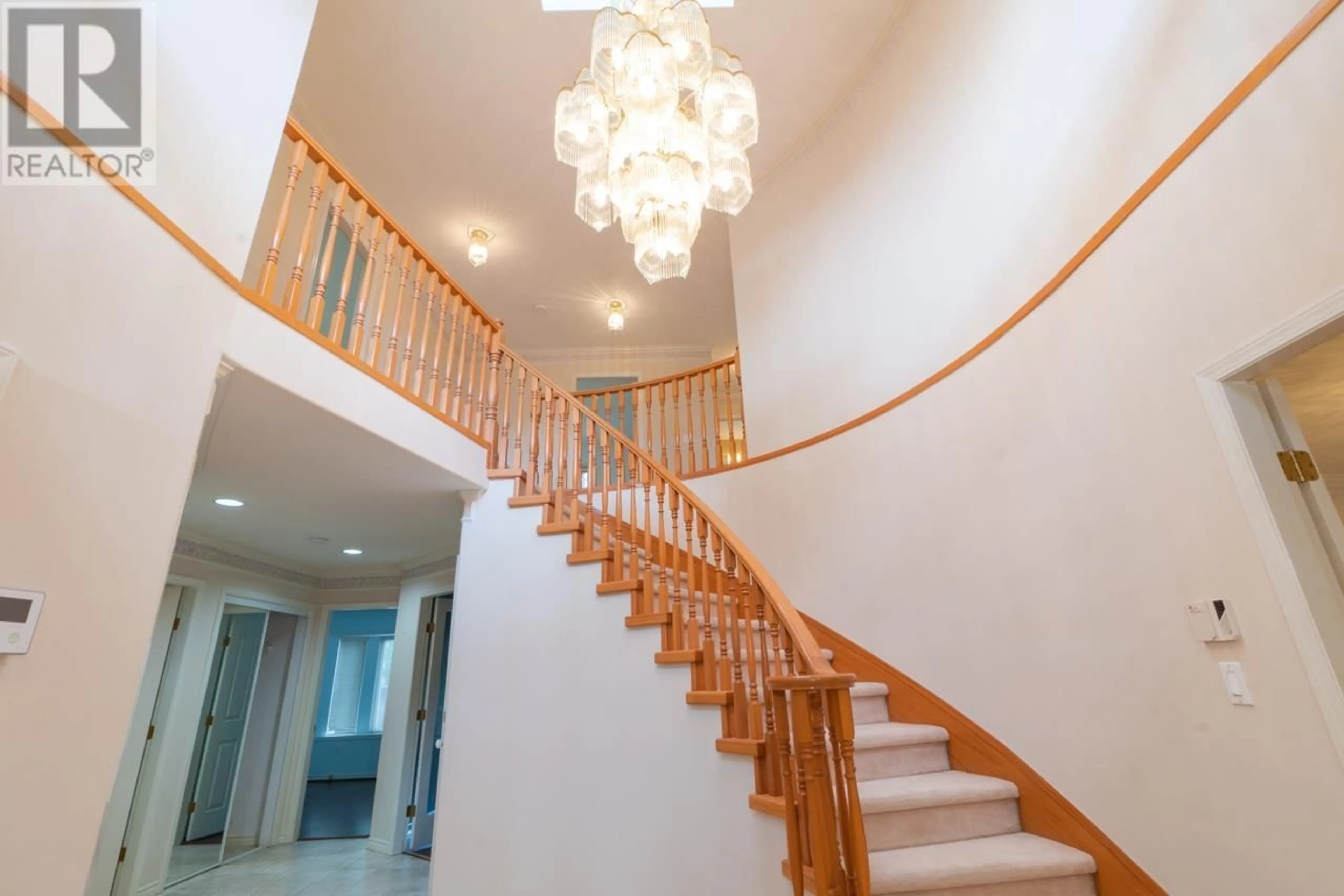 Indoor foyer, wood floors for 1188 WELLINGTON DRIVE, North Vancouver British Columbia V7K1L2