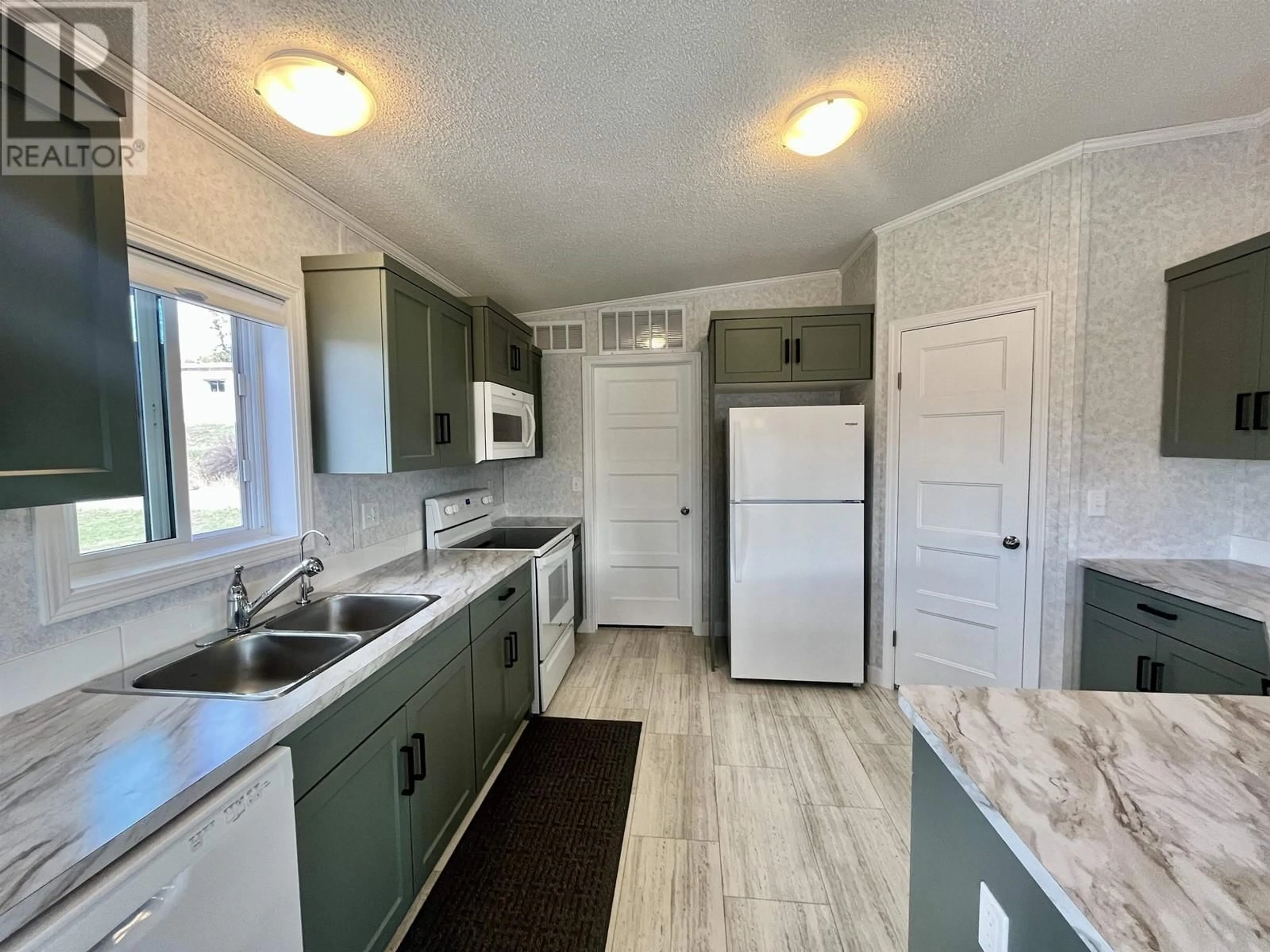 Standard kitchen for 2 1406 S BROADWAY AVENUE, Williams Lake British Columbia V2G0A1