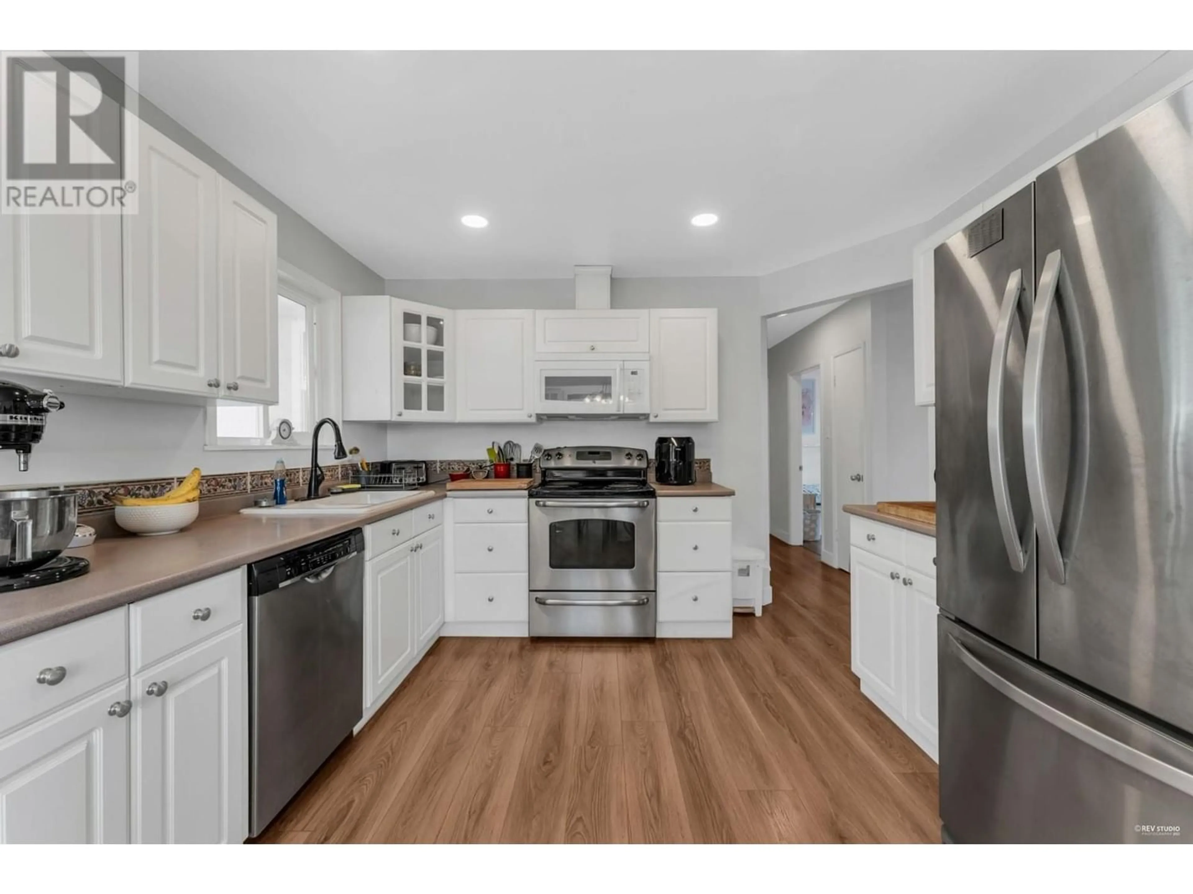 Standard kitchen for 1168 ADDERLEY STREET, North Vancouver British Columbia V7L1T3