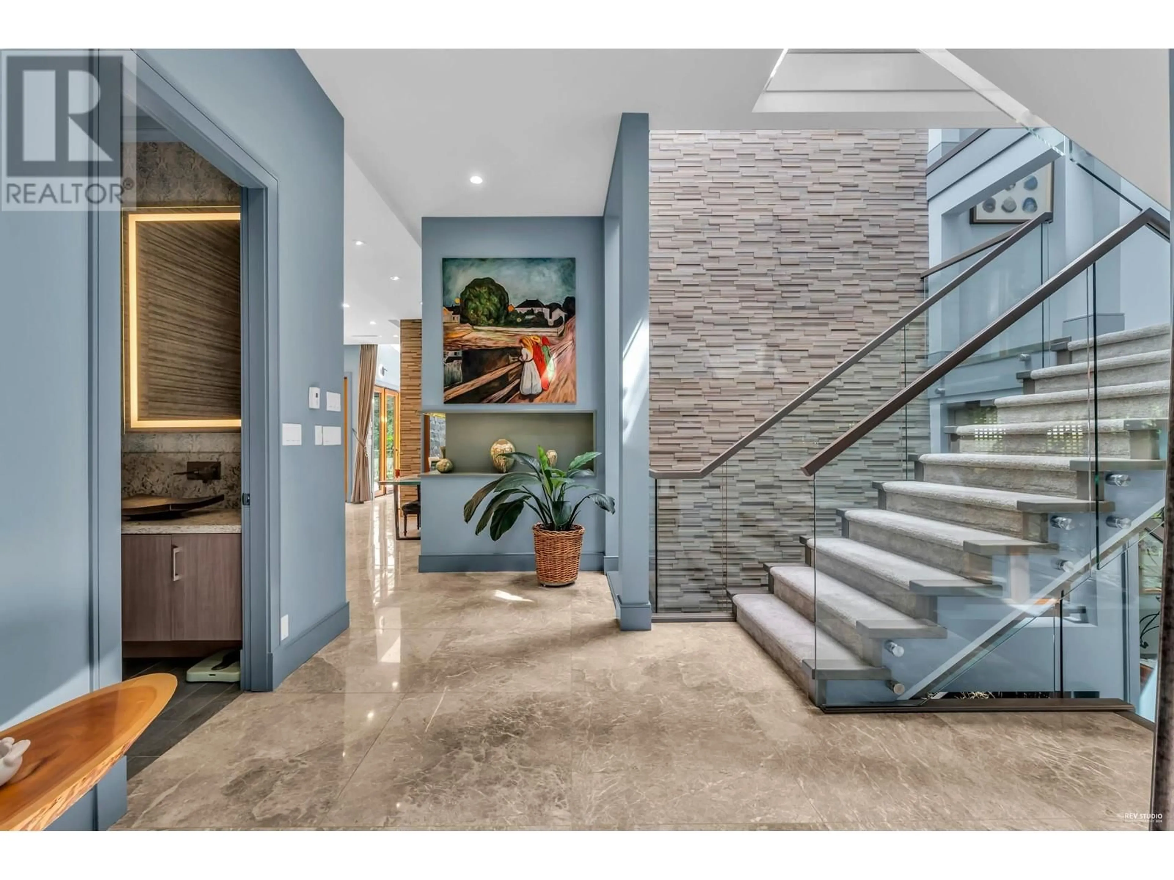 Indoor foyer for 340 SOUTHBOROUGH DRIVE, West Vancouver British Columbia V7S1M1