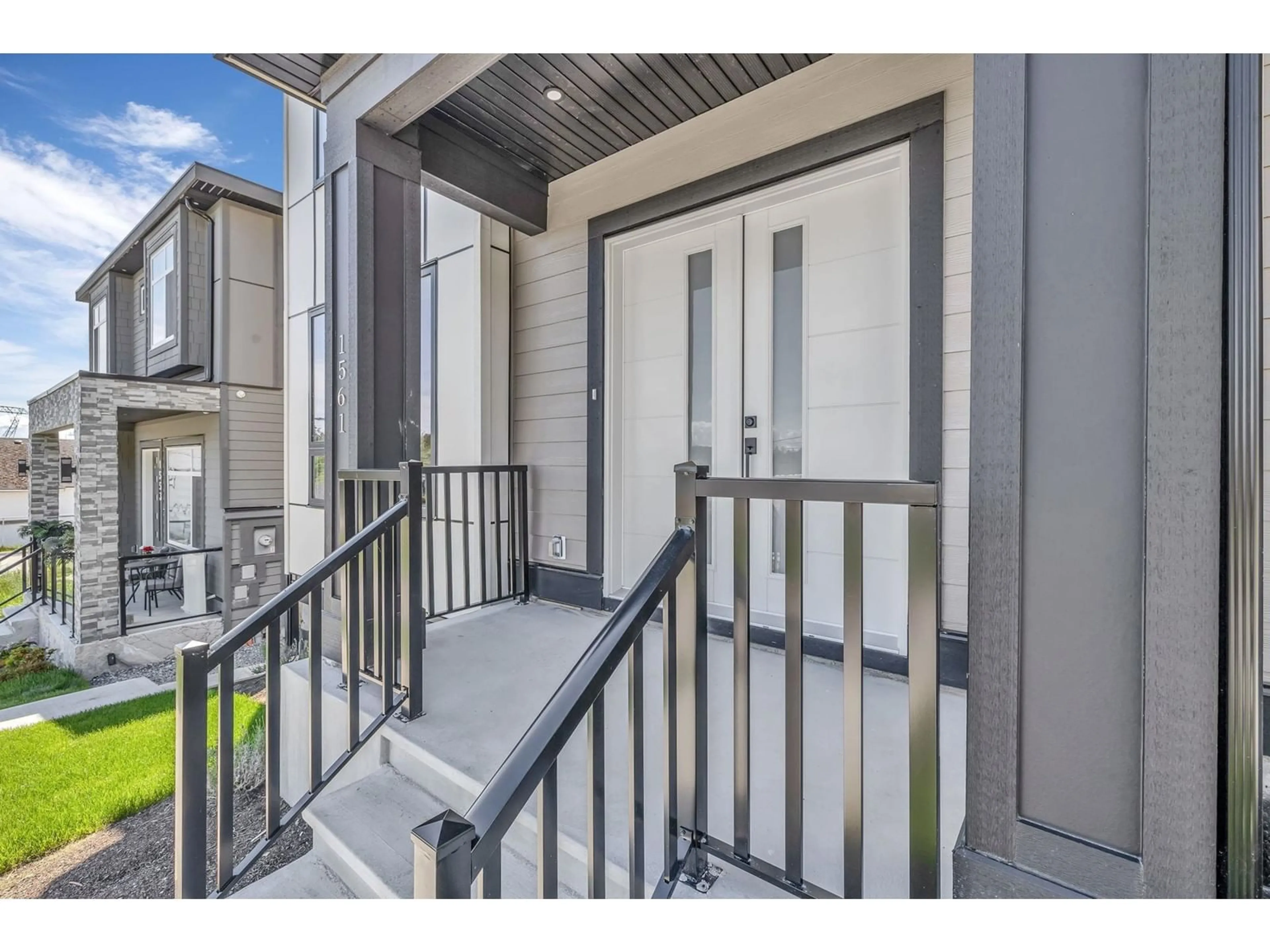 Indoor entryway for 1561 168 STREET, Surrey British Columbia V3S9X7