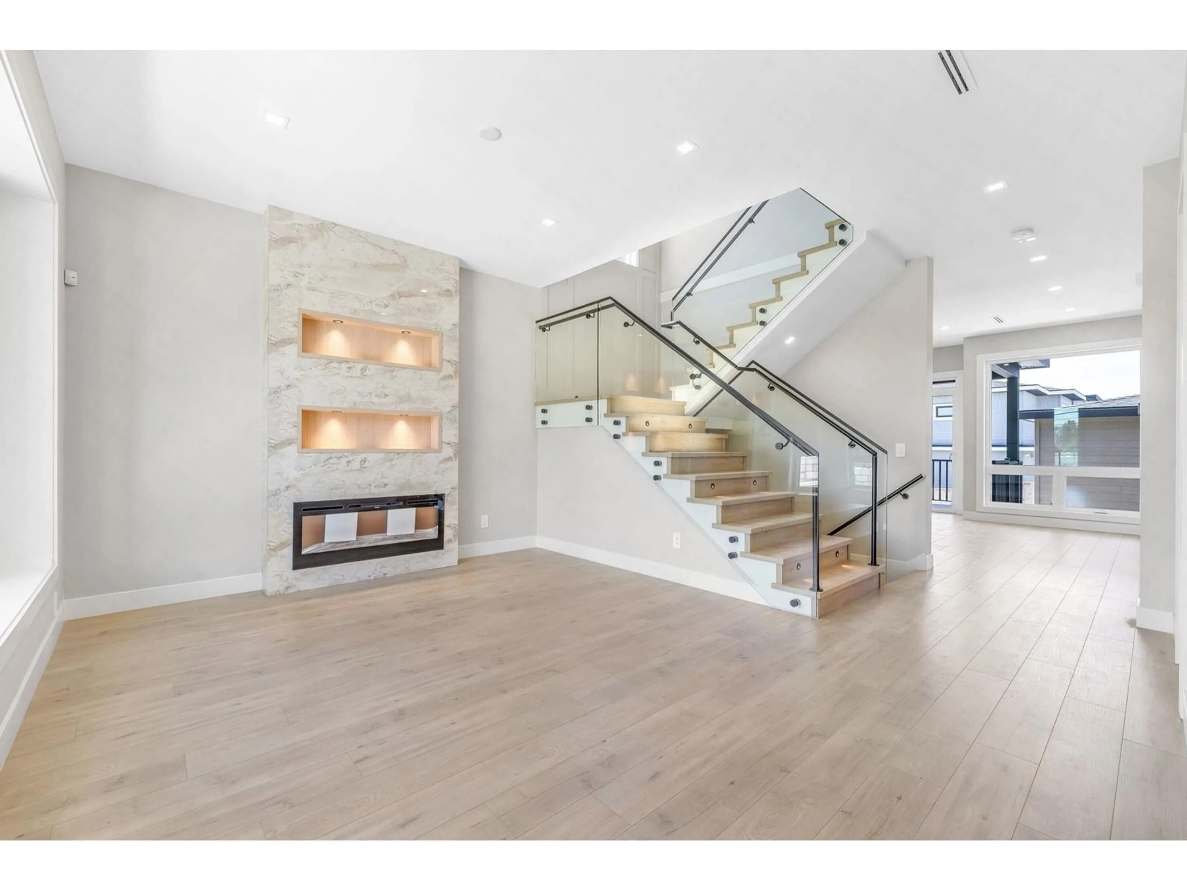 Indoor foyer, wood floors for 1561 168 STREET, Surrey British Columbia V3S9X7