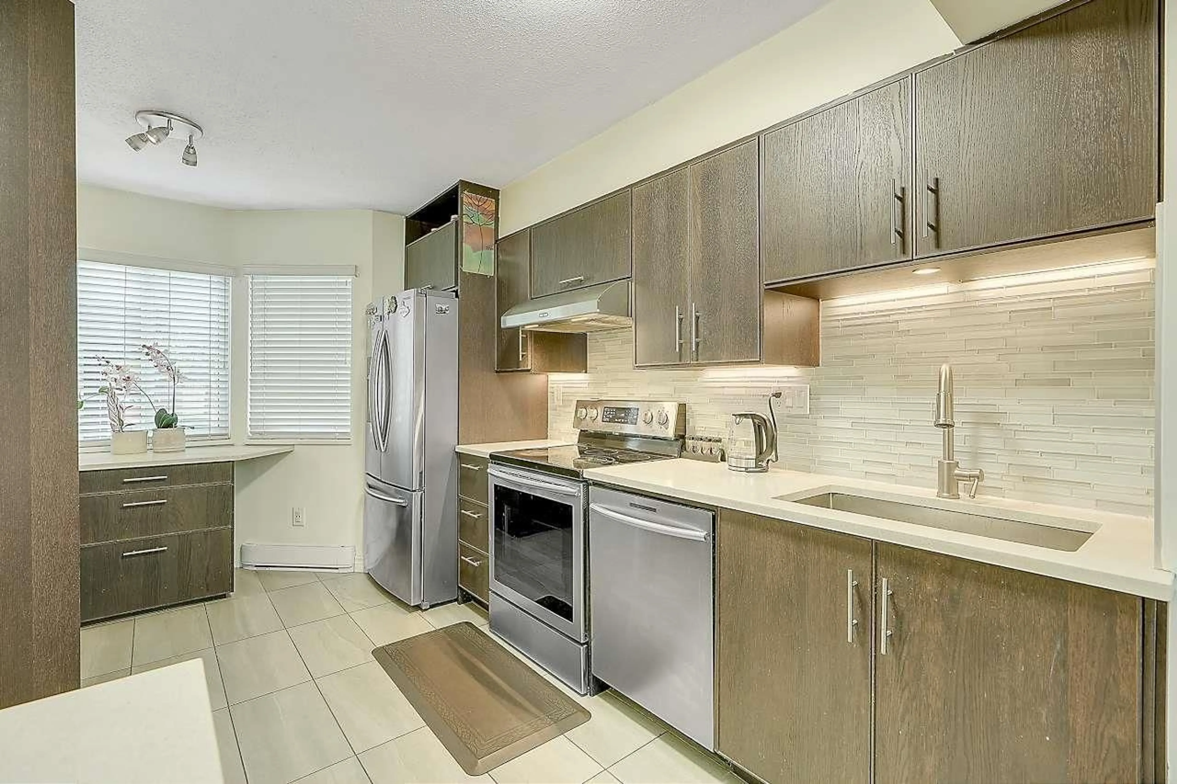 Standard kitchen for 6 7551 140 STREET, Surrey British Columbia V3W5J9