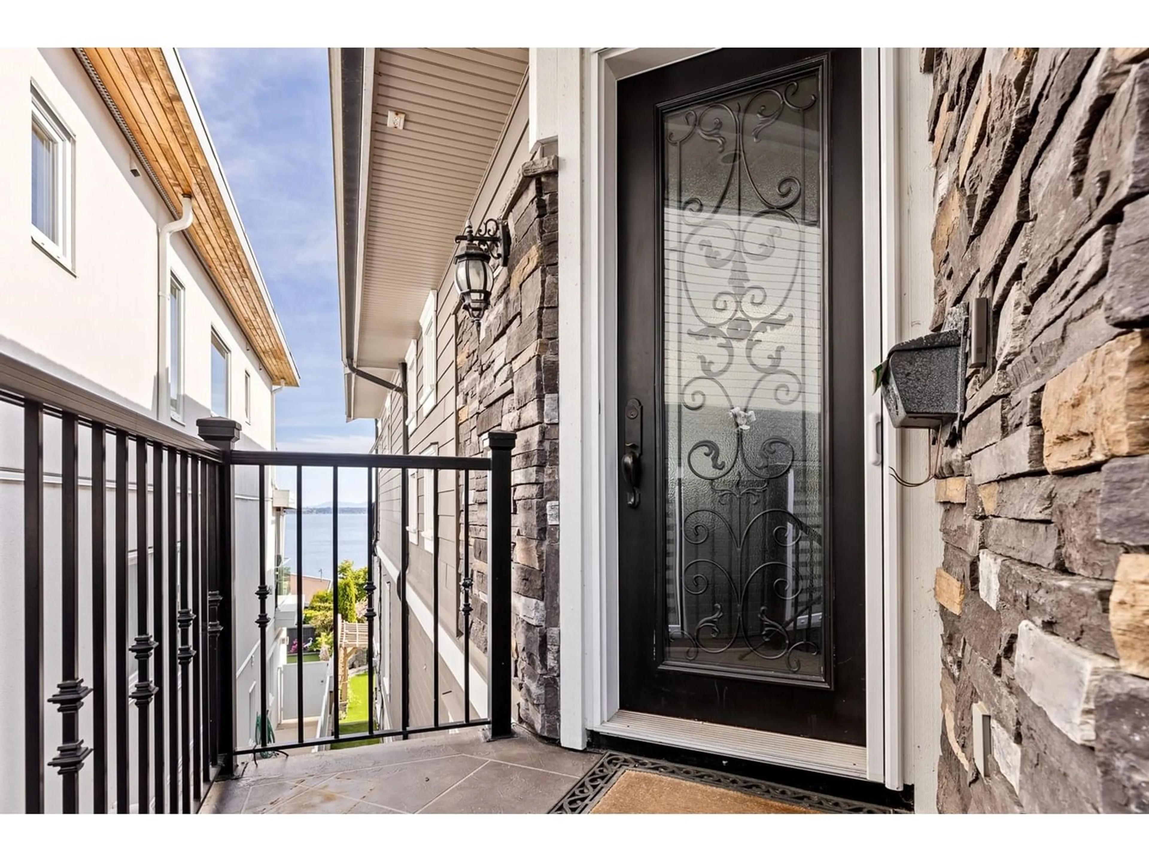 Indoor entryway for 14736 THRIFT AVENUE, White Rock British Columbia V4B2J5