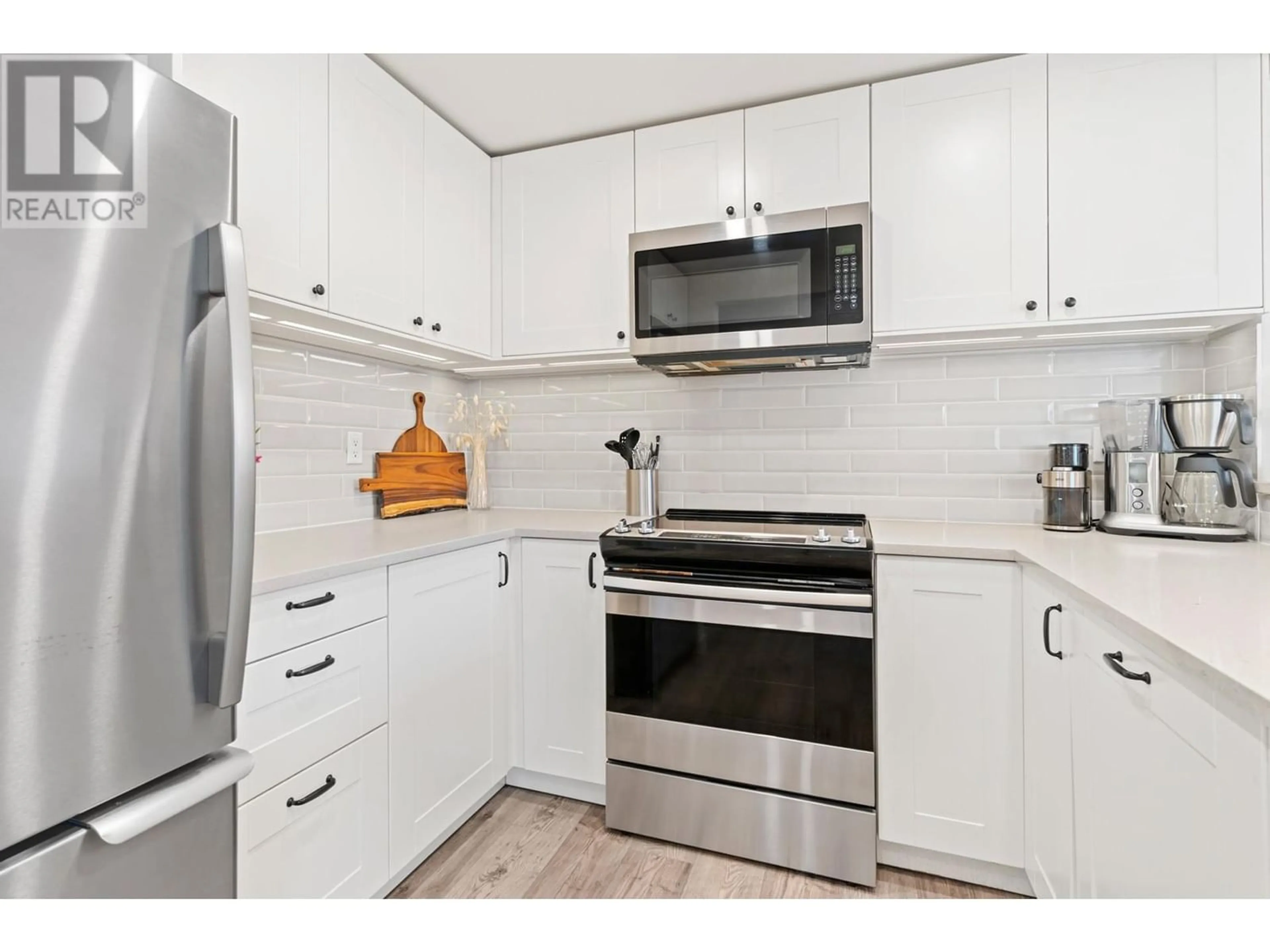 Standard kitchen for 372 1440 GARDEN PLACE, Delta British Columbia V4M3Z2
