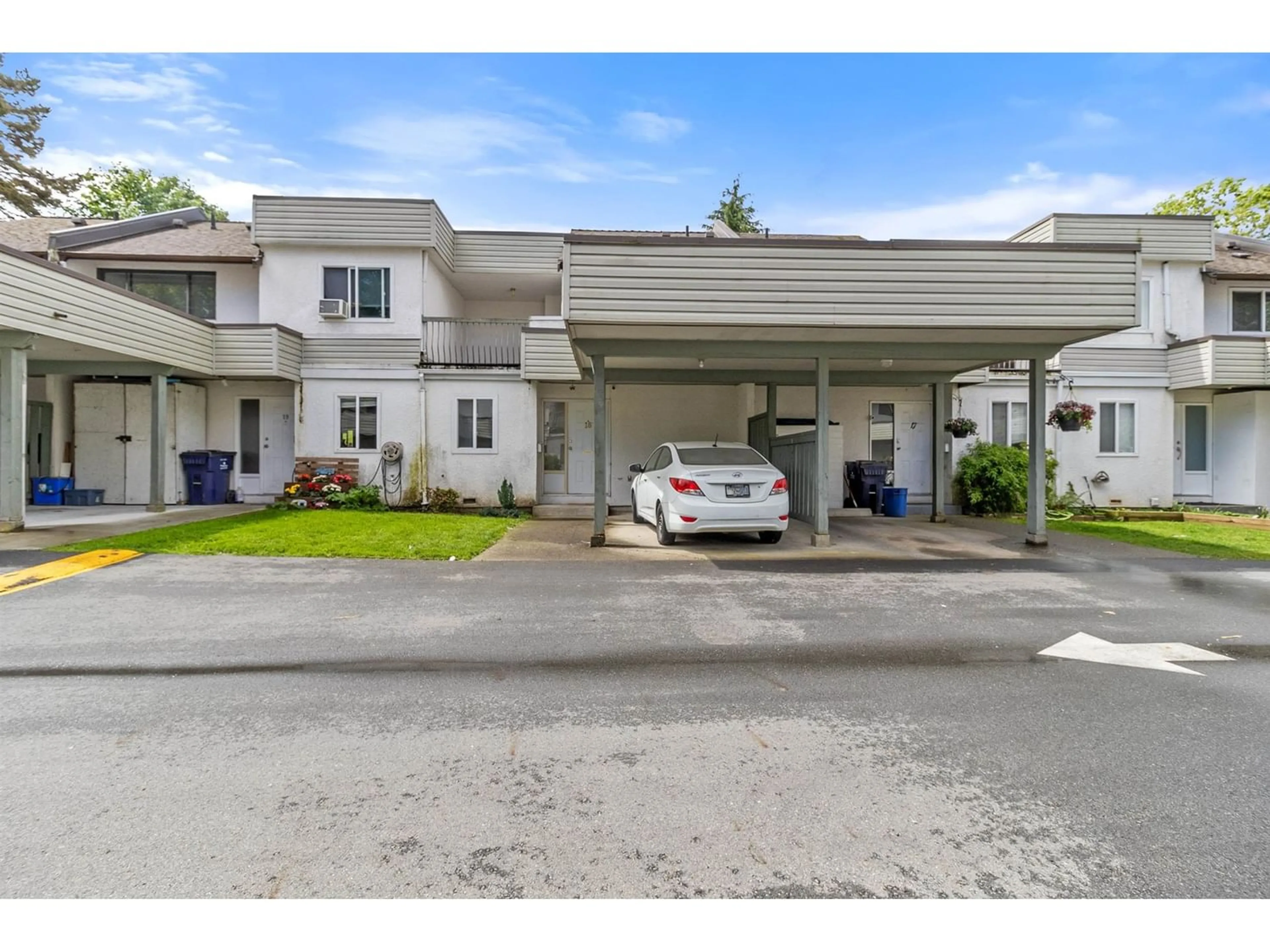 A pic from exterior of the house or condo for 18 2830 W BOURQUIN CRESCENT, Abbotsford British Columbia V2S5N8