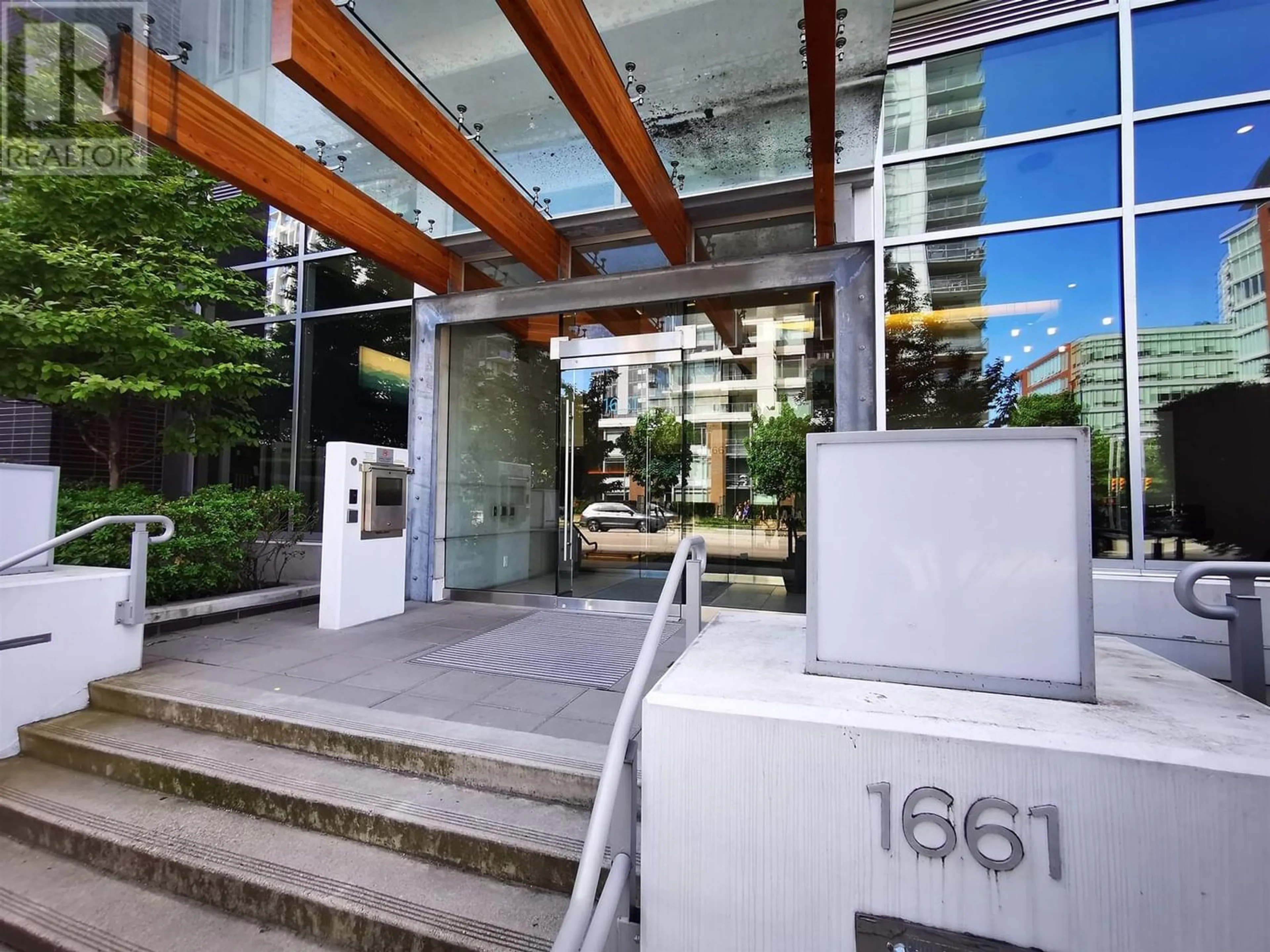 Indoor foyer for 416 1661 QUEBEC STREET, Vancouver British Columbia V6A0H2