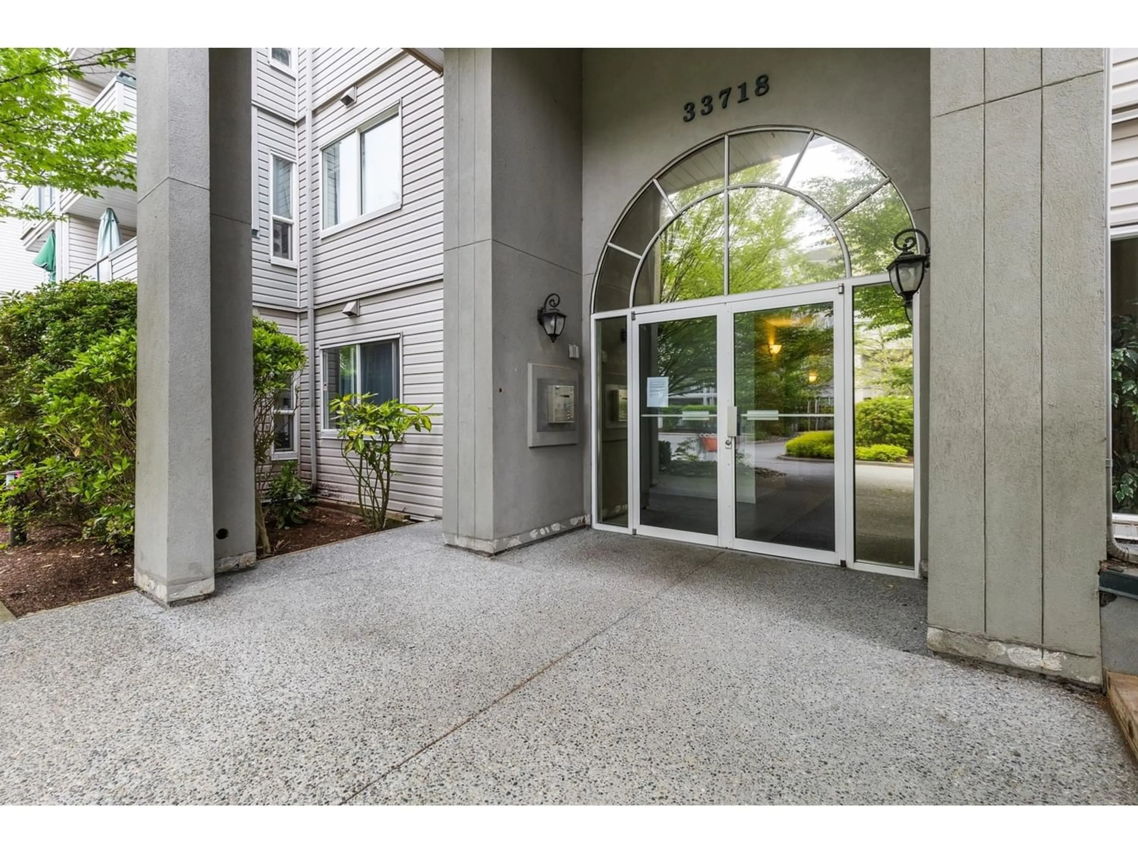 Indoor foyer for 206 33718 KING ROAD, Abbotsford British Columbia V2S8J3