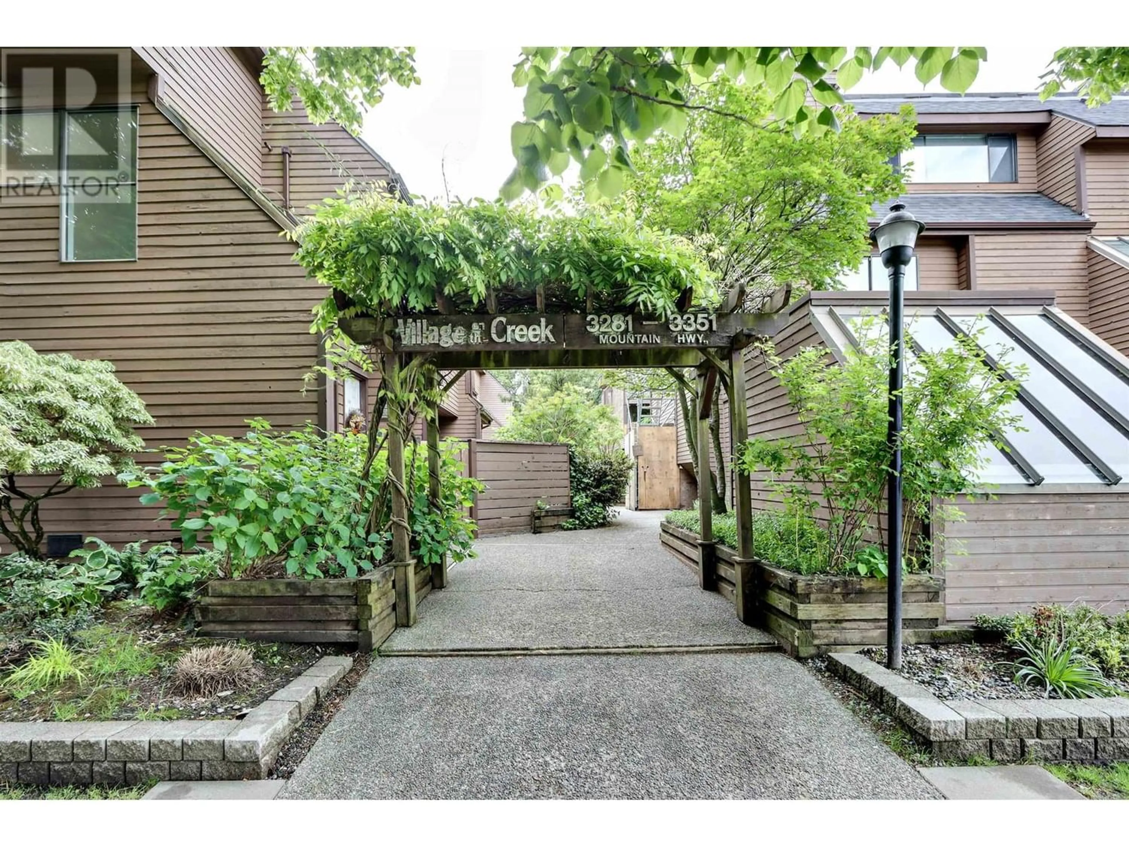 Patio for 3301 MOUNTAIN HIGHWAY, North Vancouver British Columbia V7K2H4