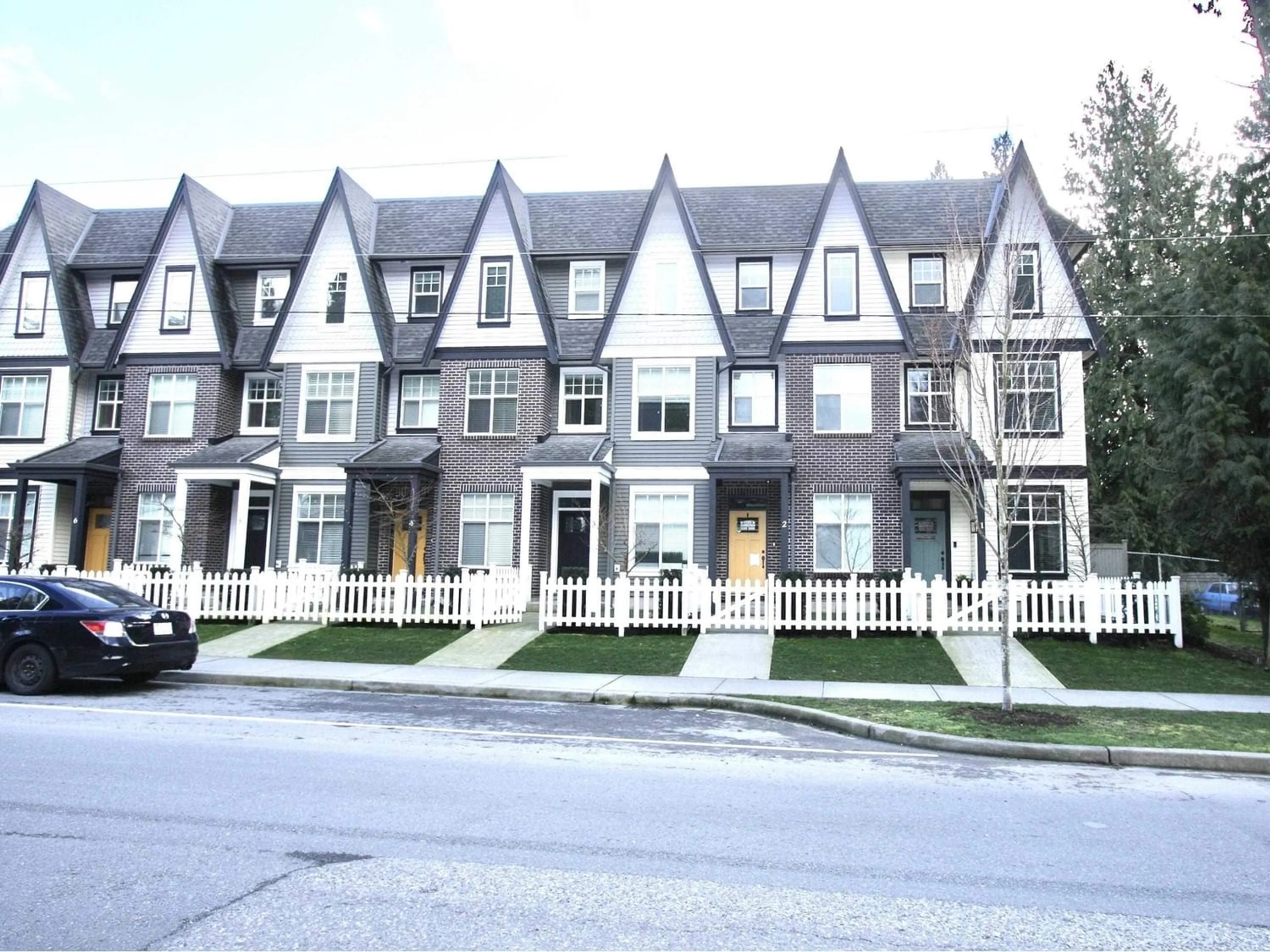 A pic from exterior of the house or condo for 1 33460 LYNN AVENUE, Abbotsford British Columbia V2S0H6