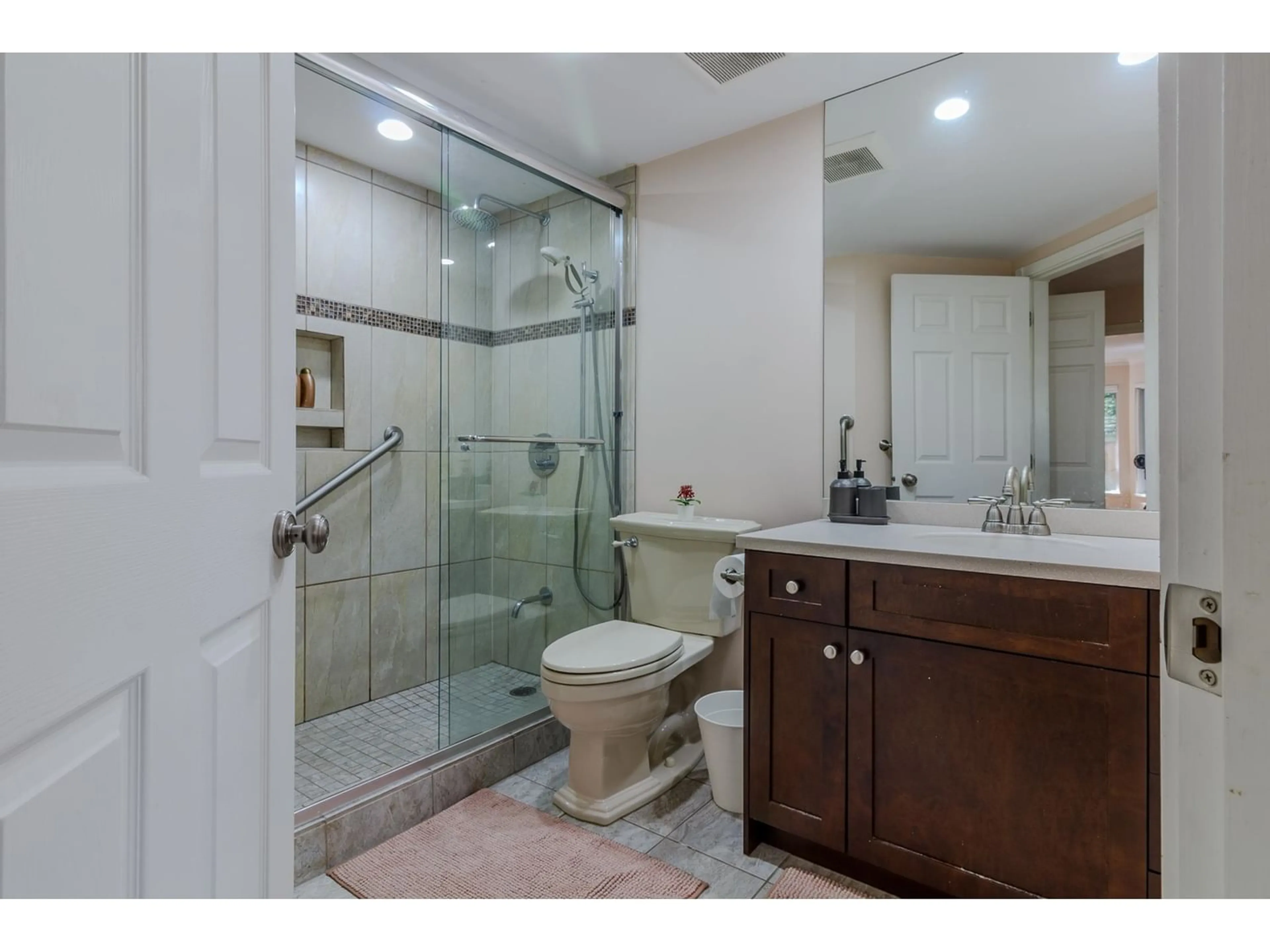 Bathroom for 111 16031 82 AVENUE, Surrey British Columbia V4N0N4