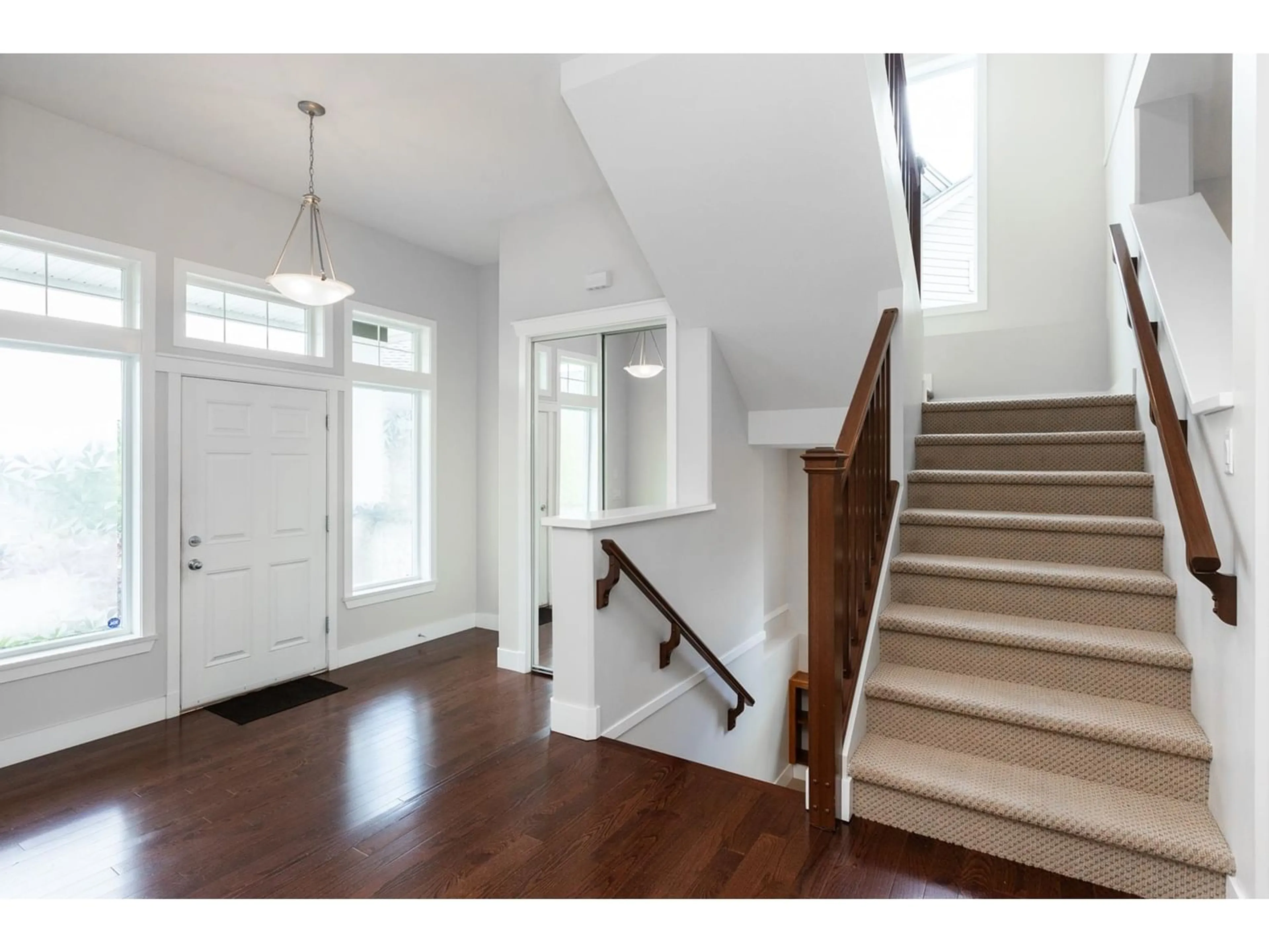 Indoor entryway for 16922 78A AVENUE, Surrey British Columbia V4N6L4