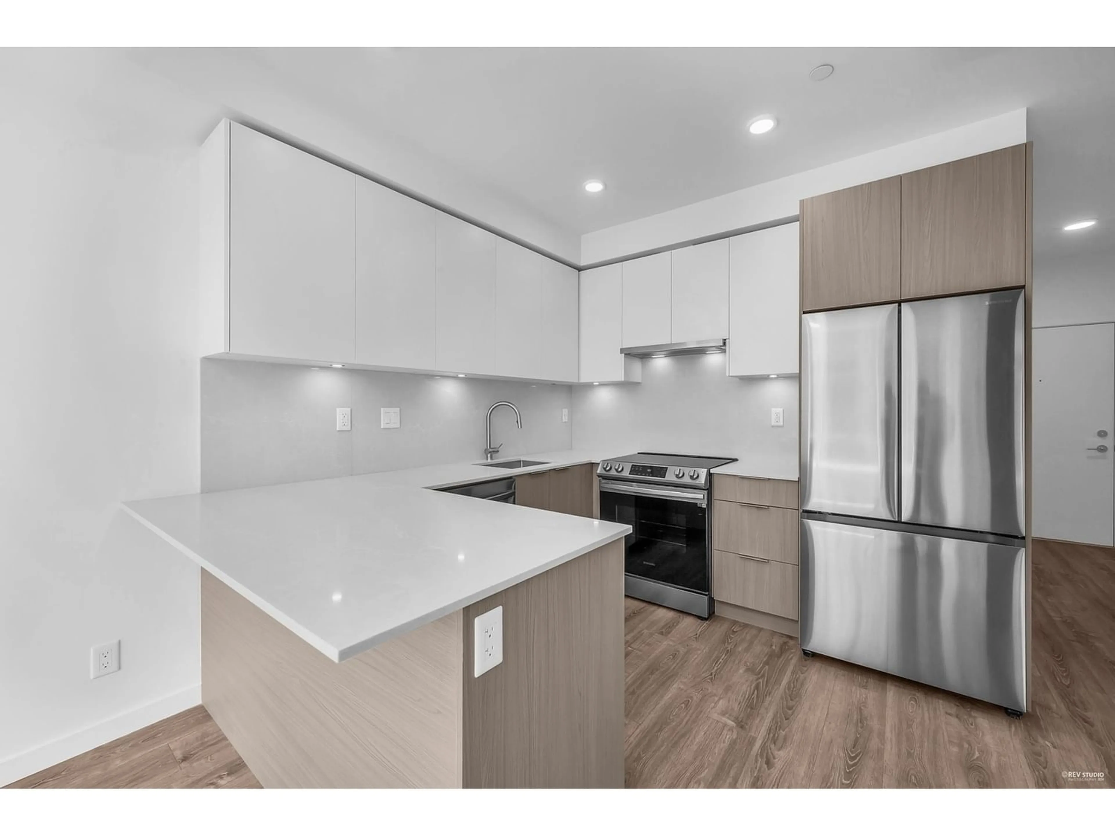 Standard kitchen for 207 13969 96 AVENUE, Surrey British Columbia V3T0T1