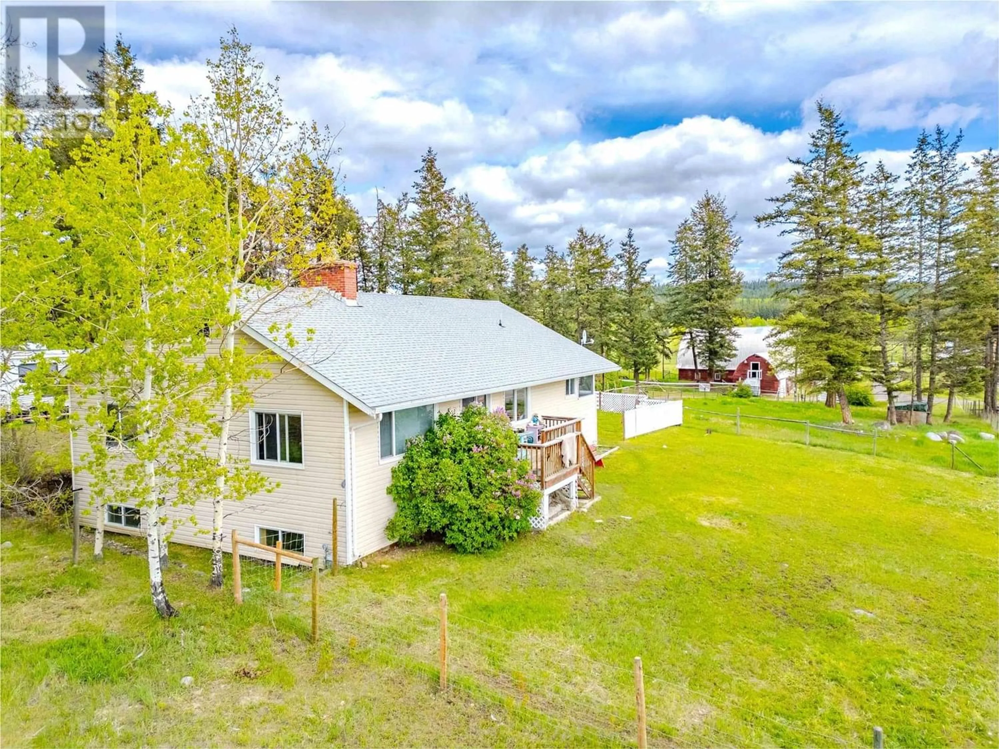 Cottage for 3699 S CARIBOO 97 HIGHWAY, Lac La Hache British Columbia V0K1T1