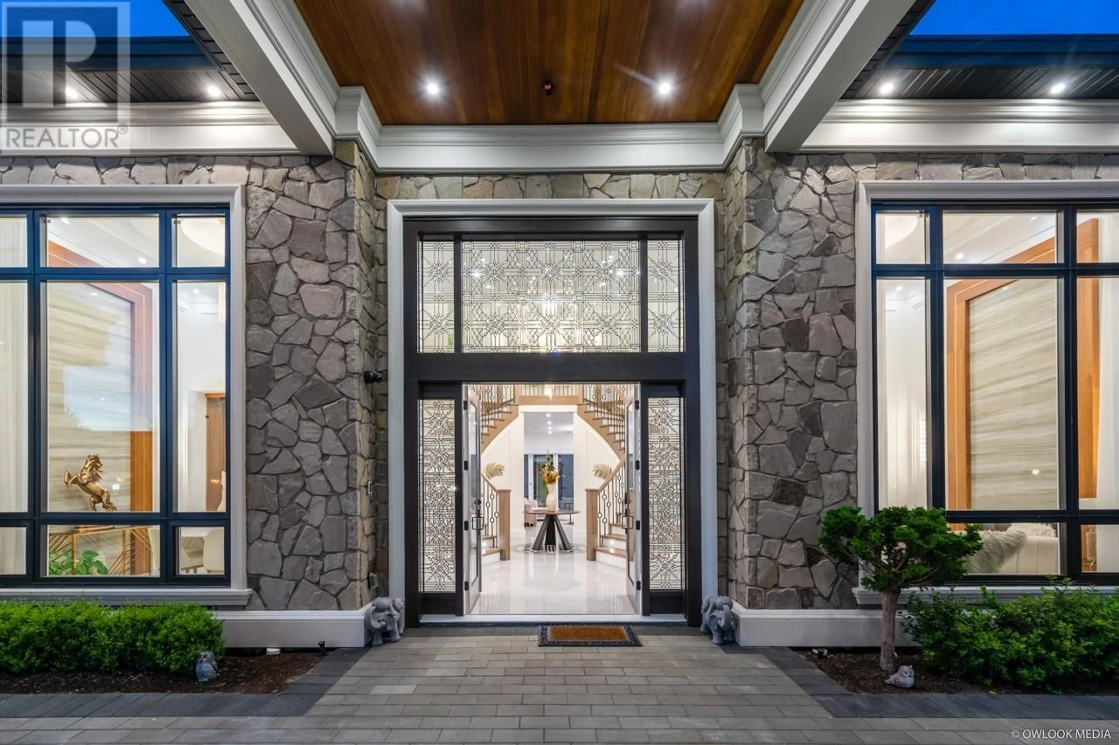 Indoor lobby for 7180 LANGTON ROAD, Richmond British Columbia V7C4B2