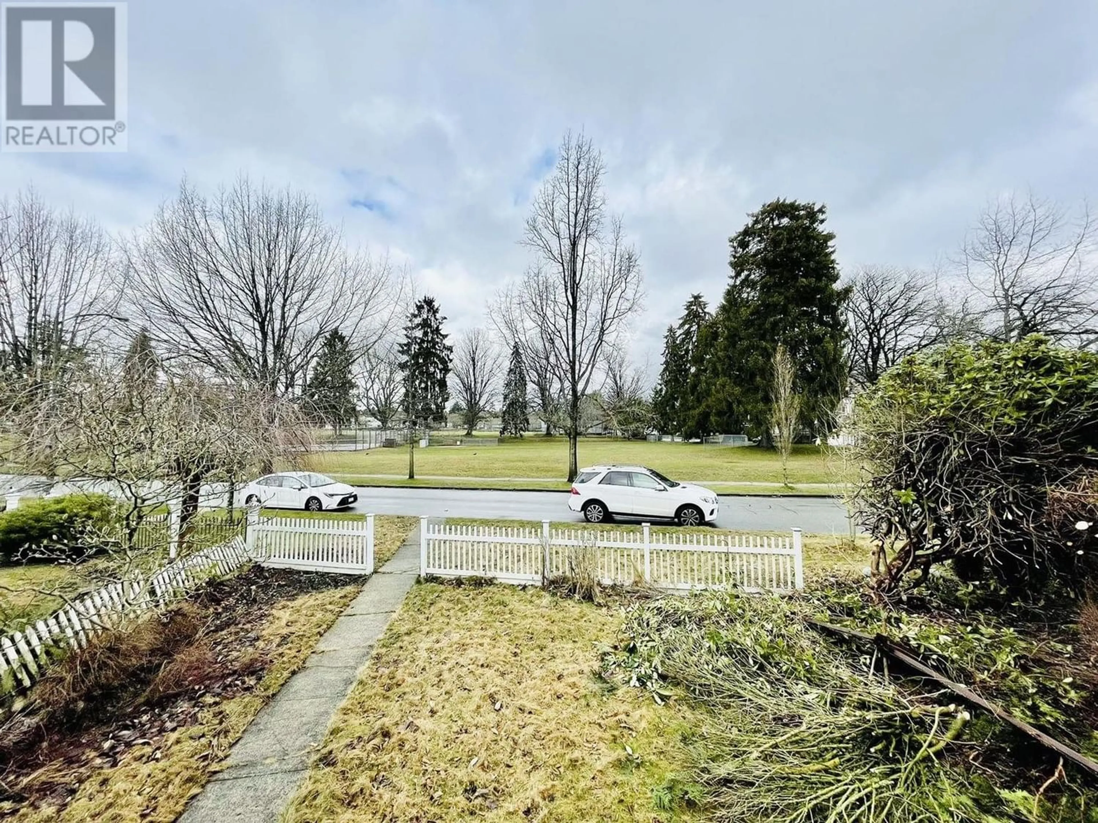 Fenced yard for 922 PARK DRIVE, Vancouver British Columbia V6P2J4