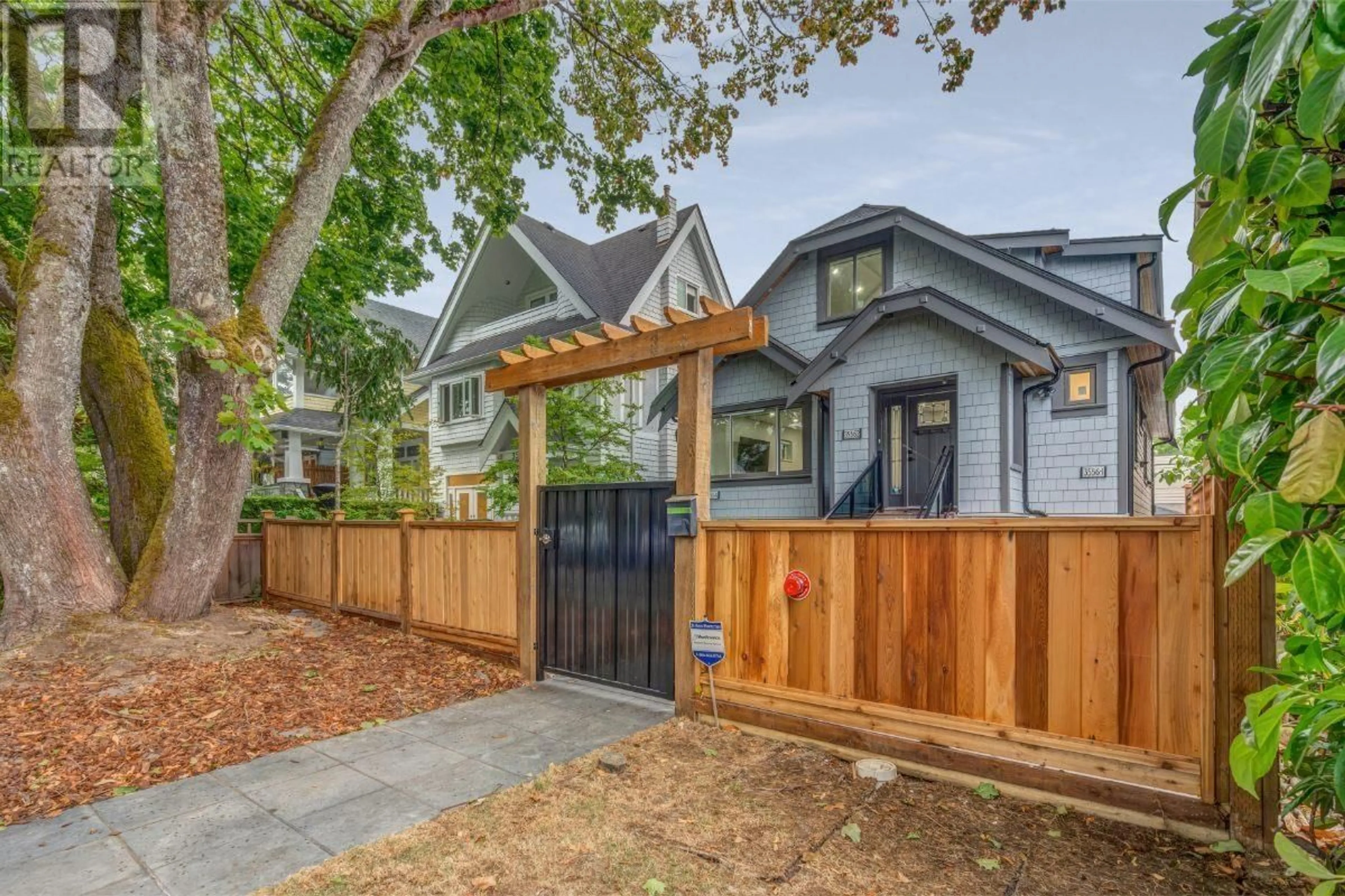 Fenced yard for 1 3556 W 3RD AVENUE, Vancouver British Columbia V6R1L7