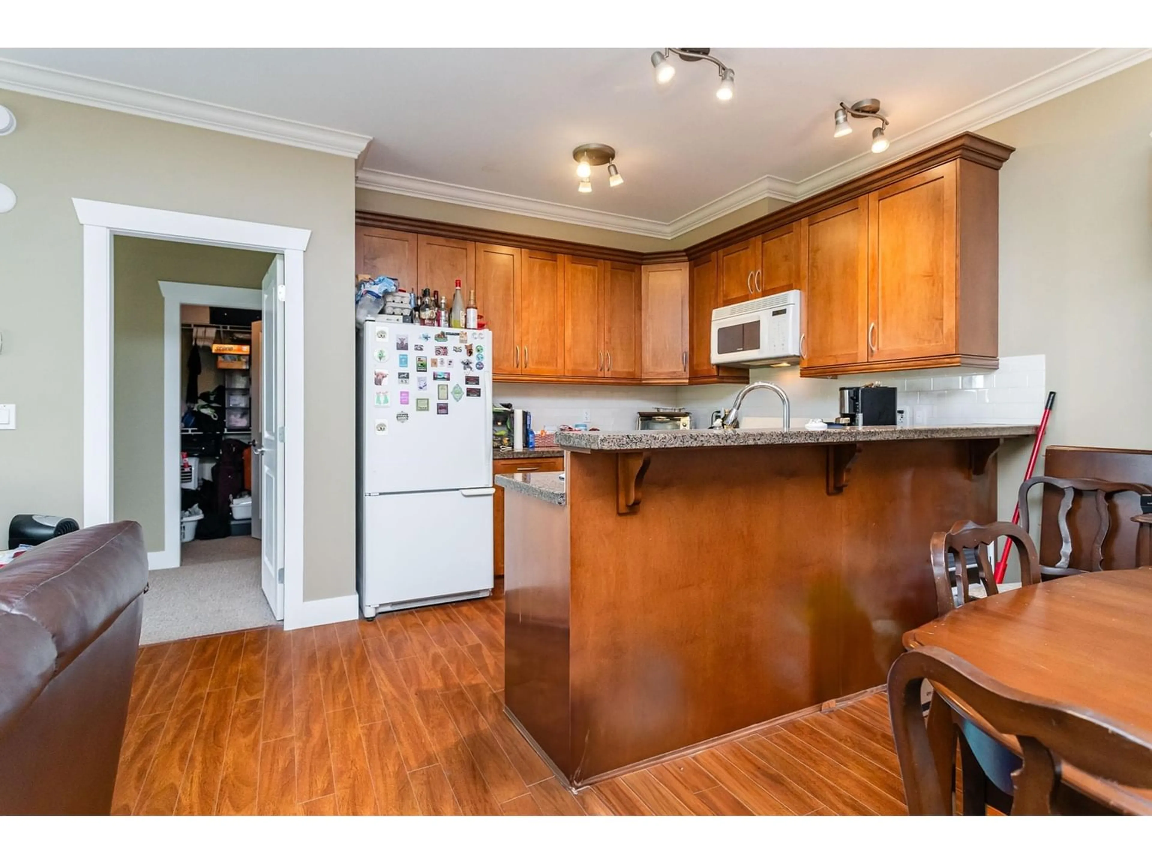 Kitchen for 408 15368 17A AVENUE, Surrey British Columbia V4A1V3