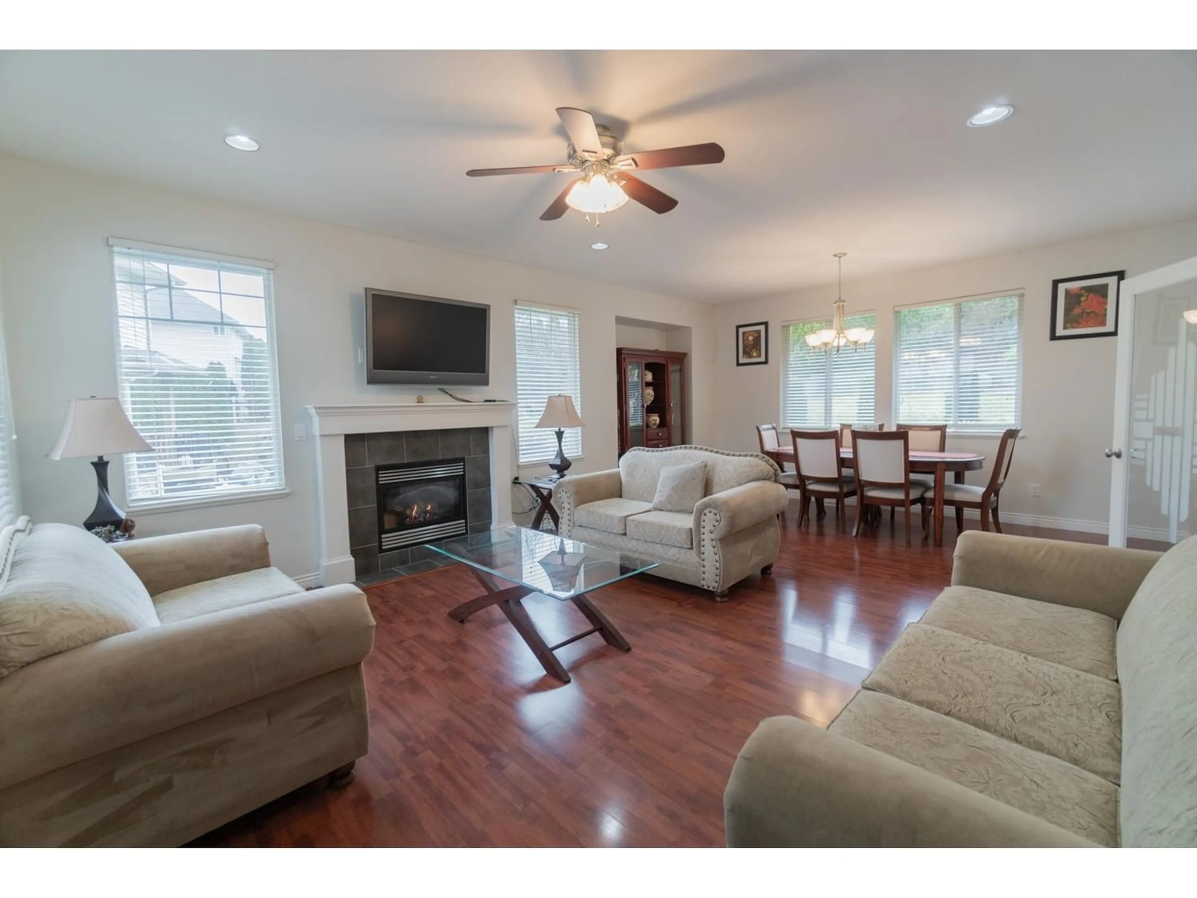 Living room for 34078 AMBLEWOOD PLACE, Abbotsford British Columbia V2S7N2