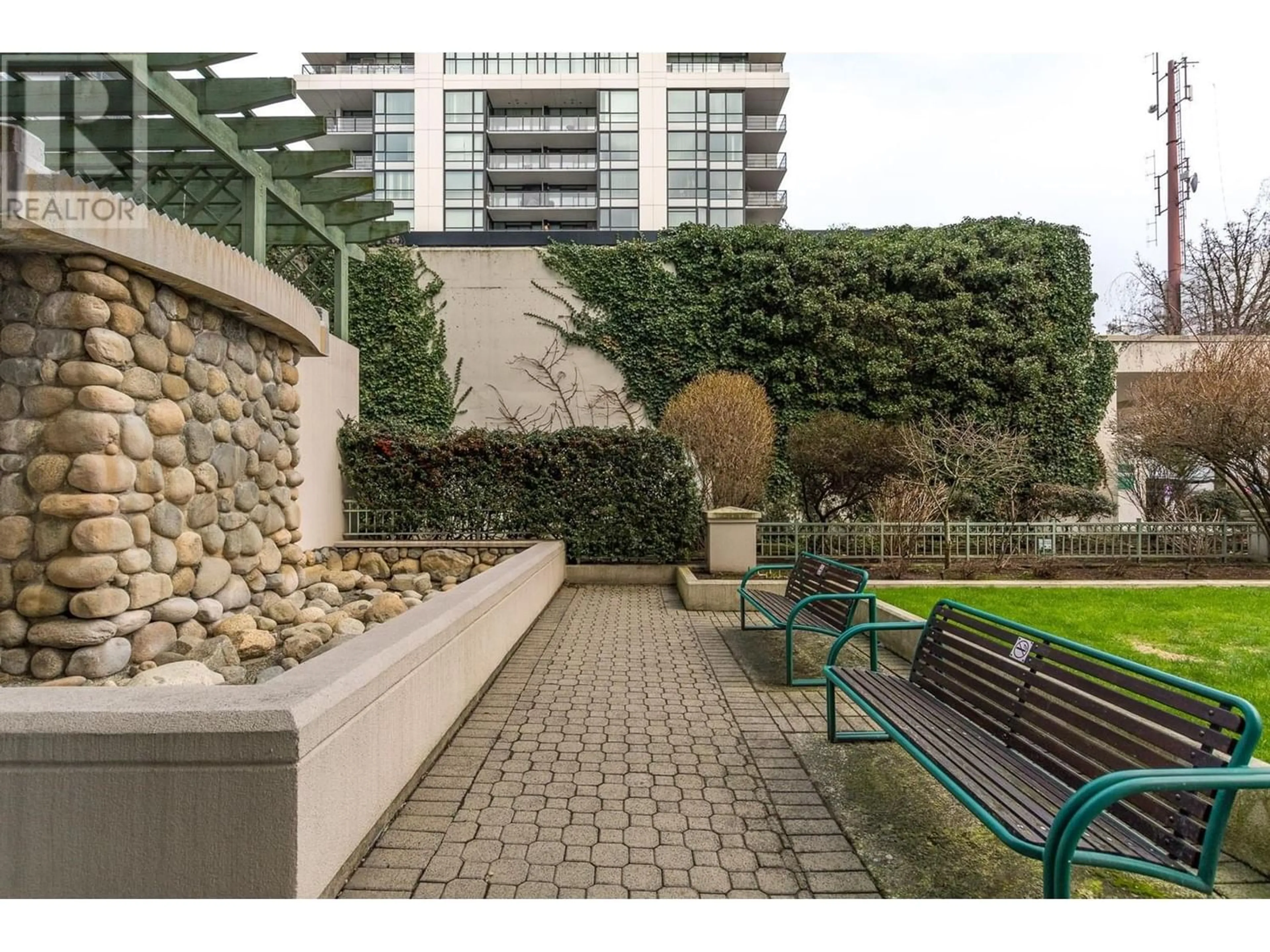 Patio for 1002 140 E 14TH STREET, North Vancouver British Columbia V7L2N3