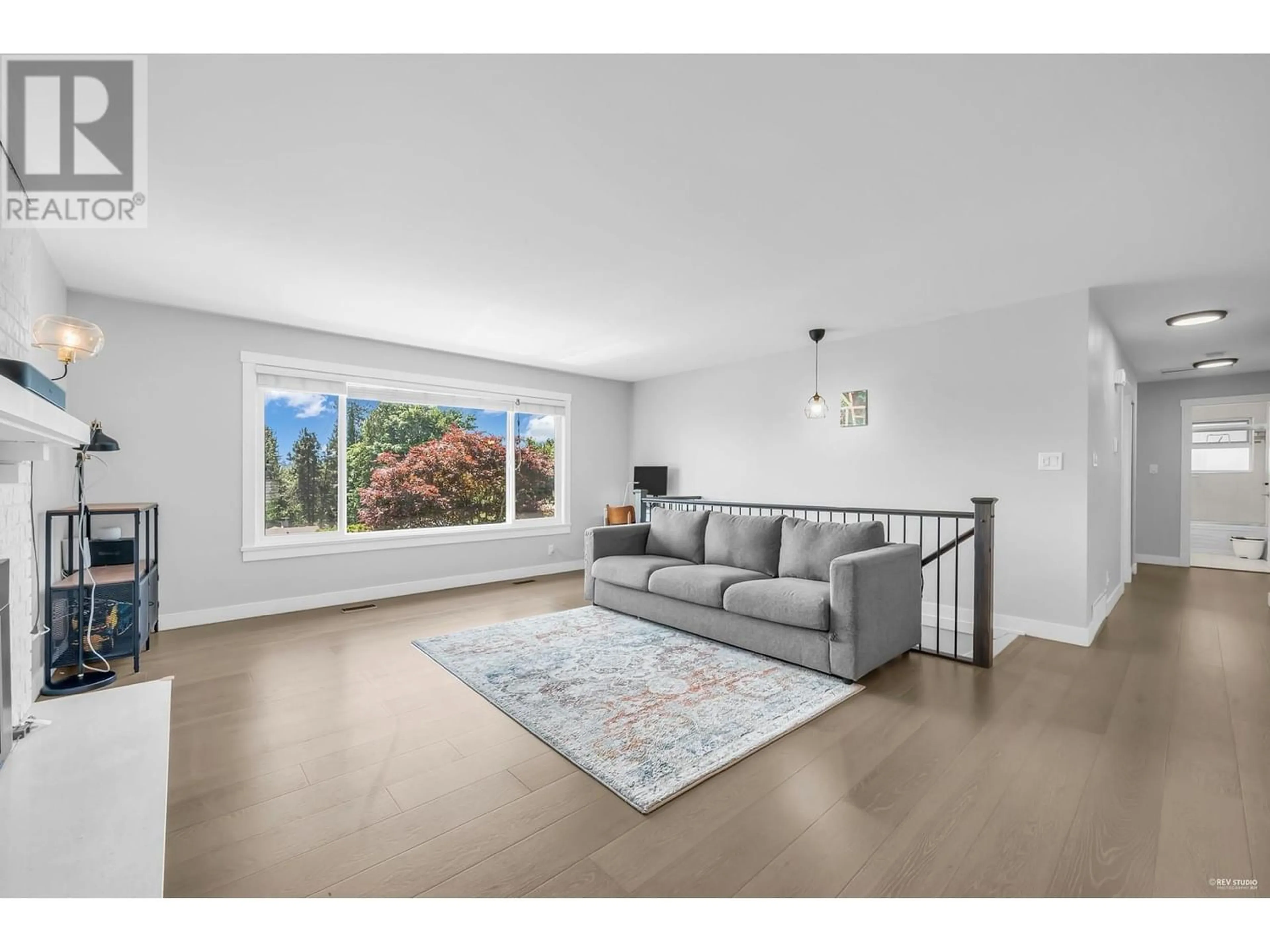 Living room for 321 GLOUCESTER COURT, Coquitlam British Columbia V3K5S6