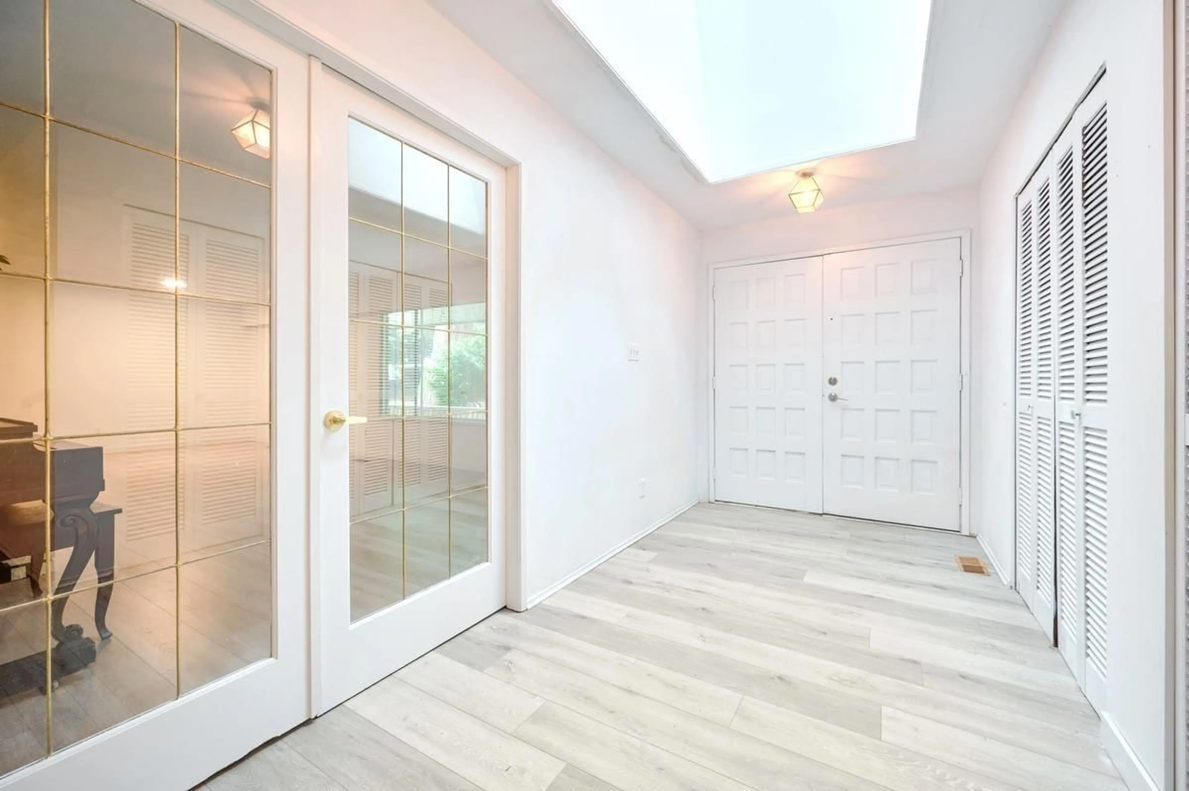 Indoor entryway for 13575 BALSAM CRESCENT, Surrey British Columbia V4P1V5