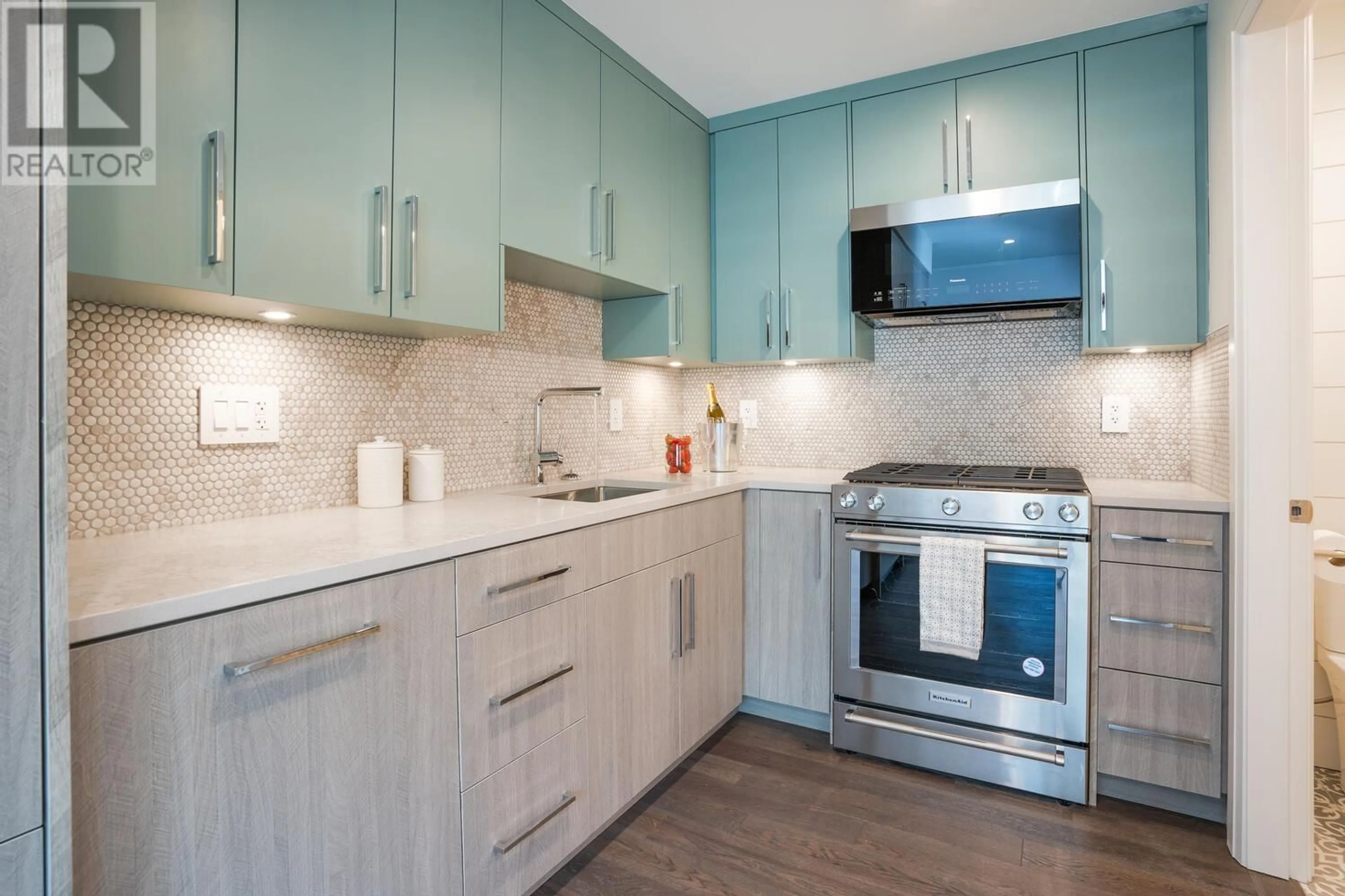 Standard kitchen for 1145 E 24TH AVENUE, Vancouver British Columbia V5V2B3